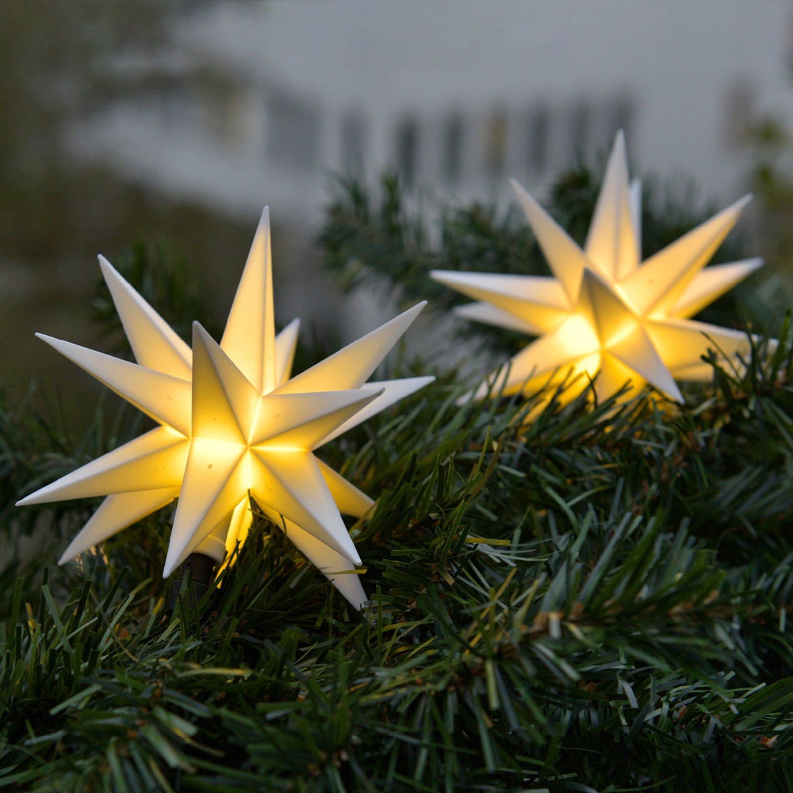 I hvitt – LED-lyslenke med 9 stjerner utendørs