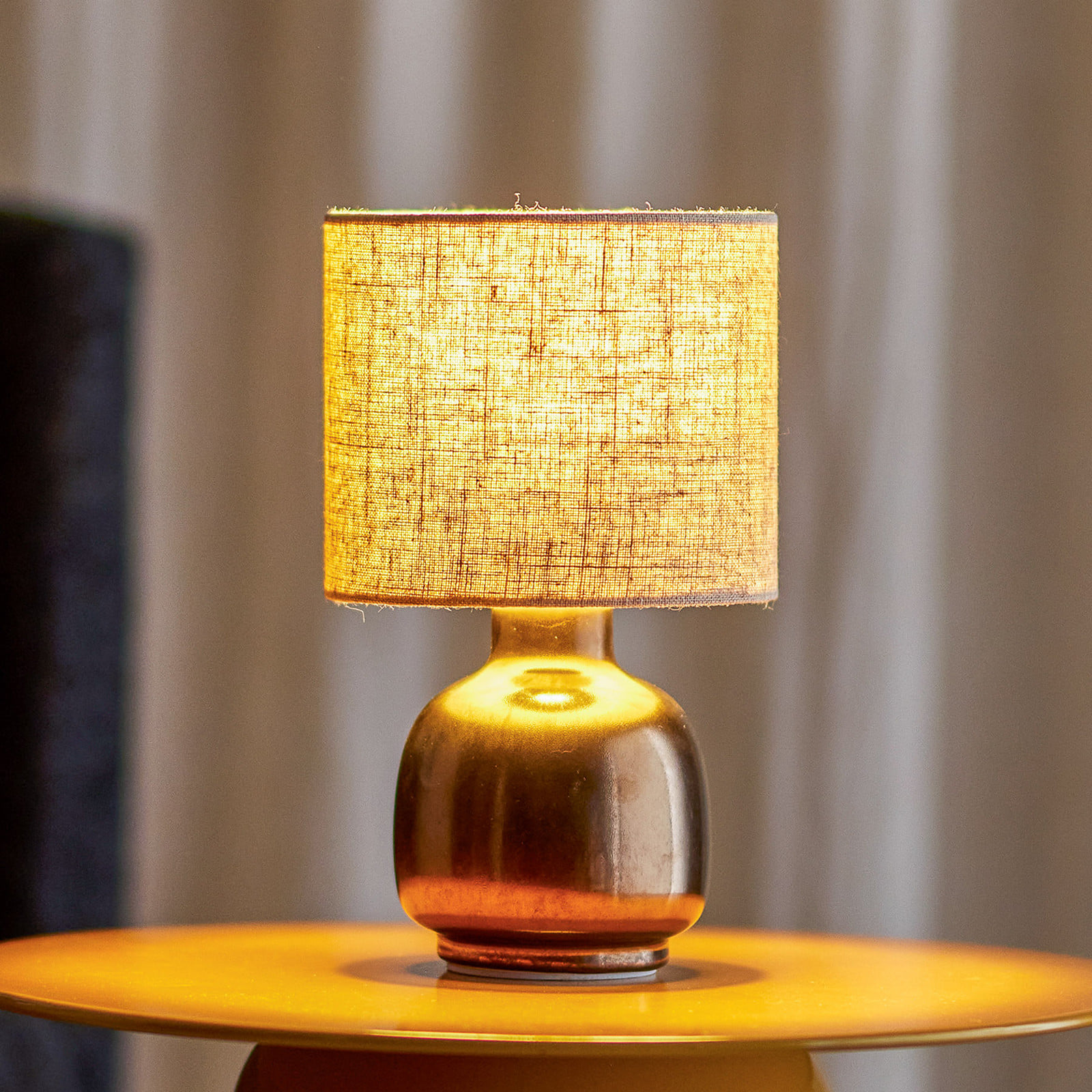 Agni bordslampa, brons, h&ouml;jd 26 cm, keramik &ndash; Bloomingville - Vardagsrum - Lantlig / rustik - Med en ljusk&auml;lla