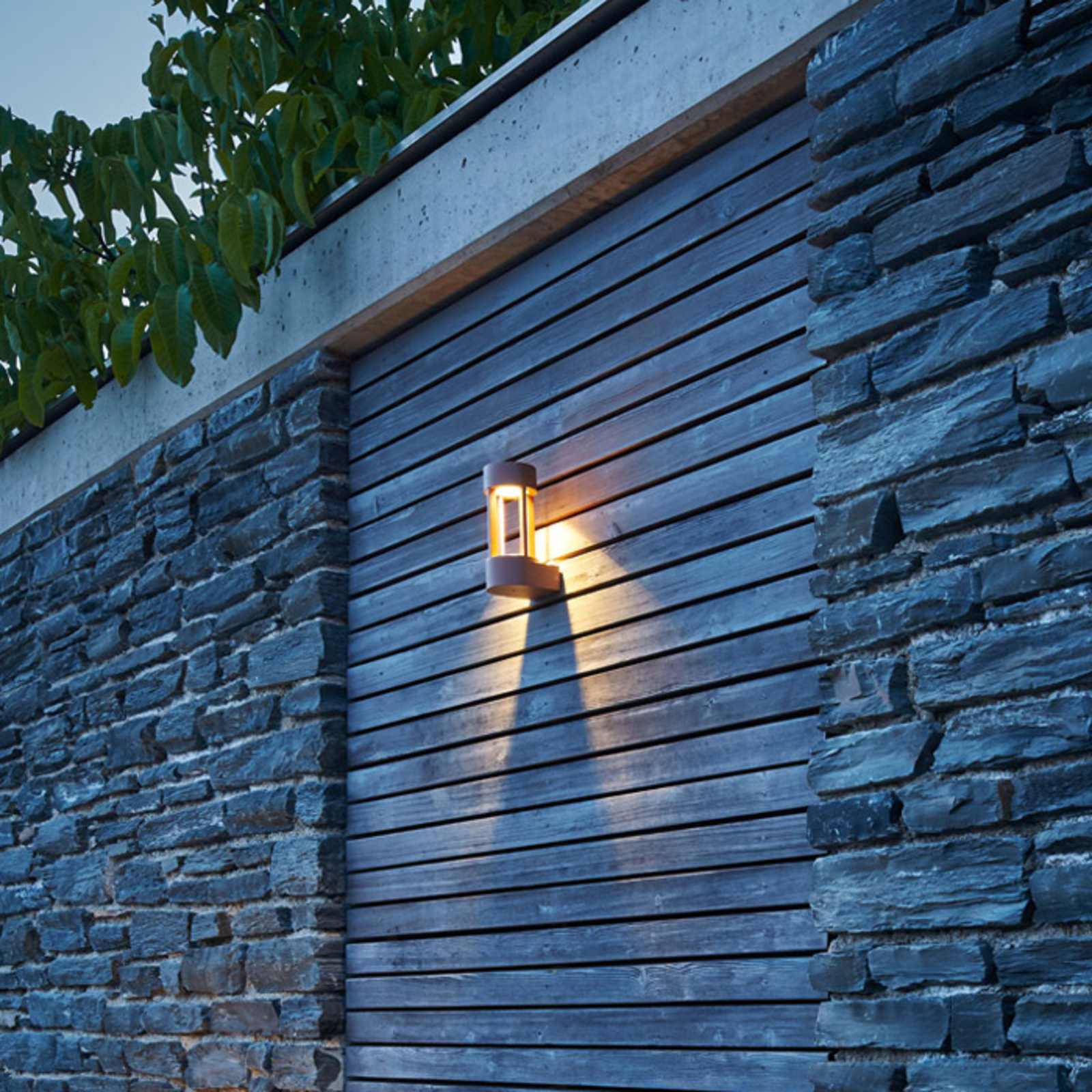 Iögonfallande LED-utomhusvägglampa Slots Wall rost