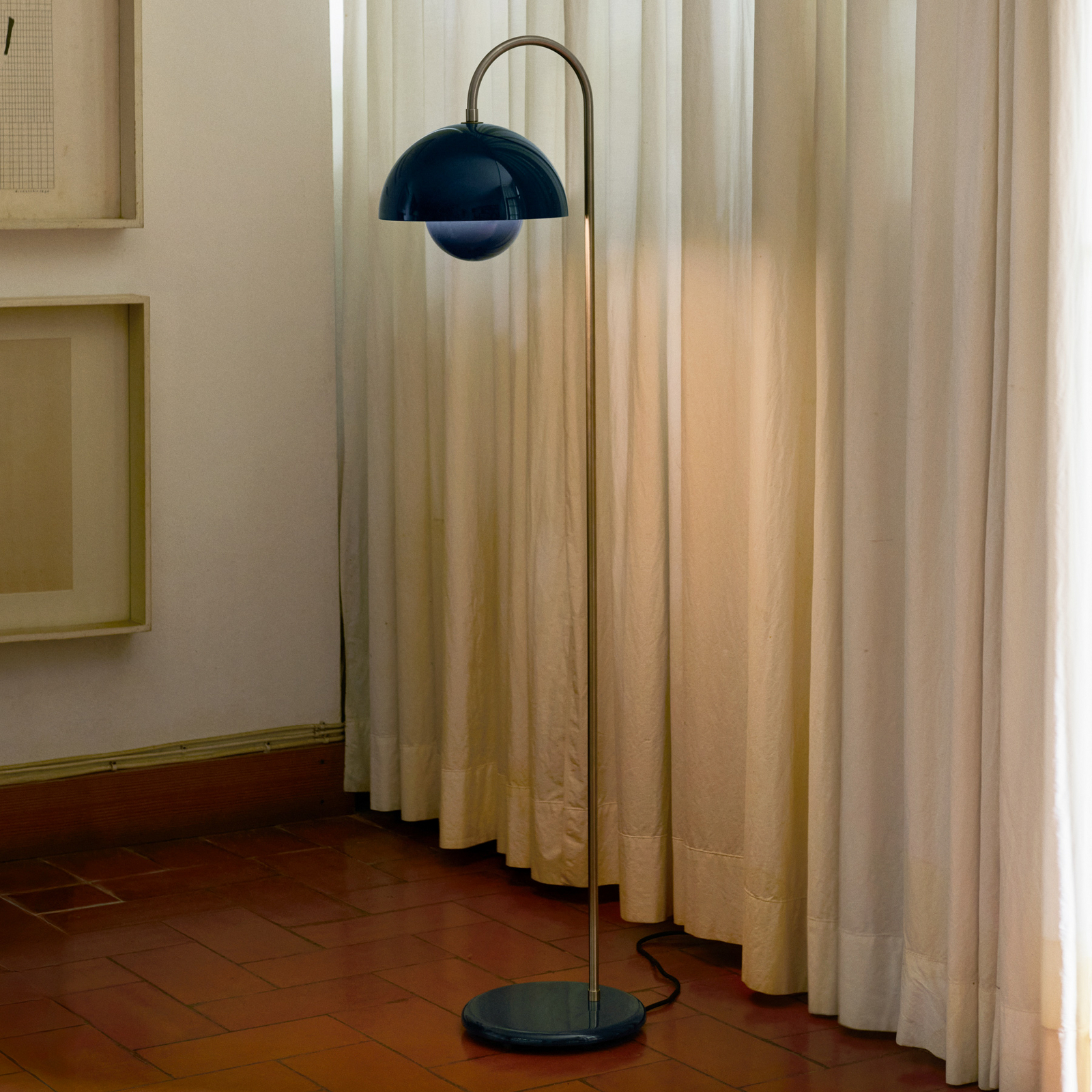 Lampadaire Flowerpot VP12, bleu acier, hauteur 122 cm - &TRADITION