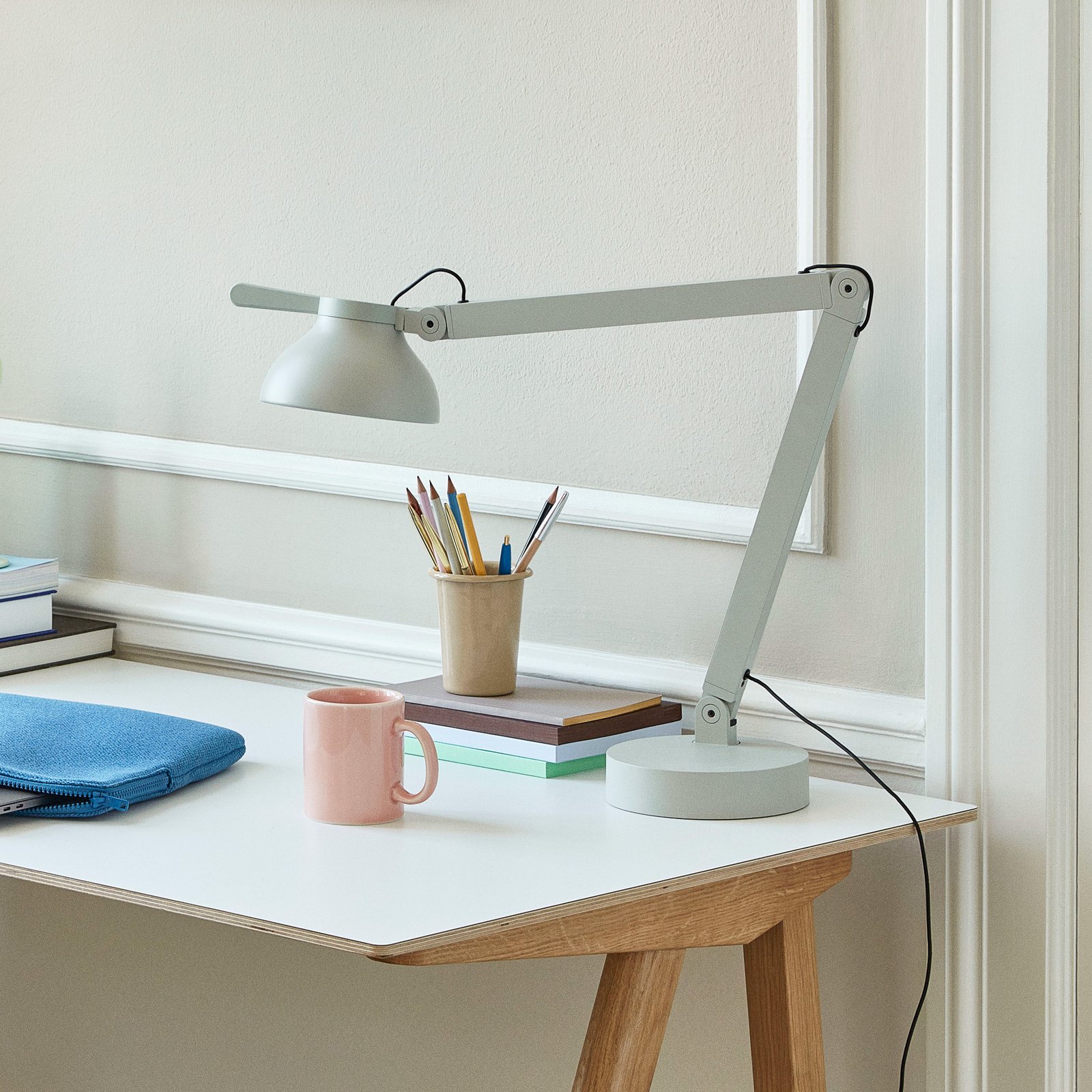 HAY PC Double Arm LED lampa na stôl, popolavo sivá