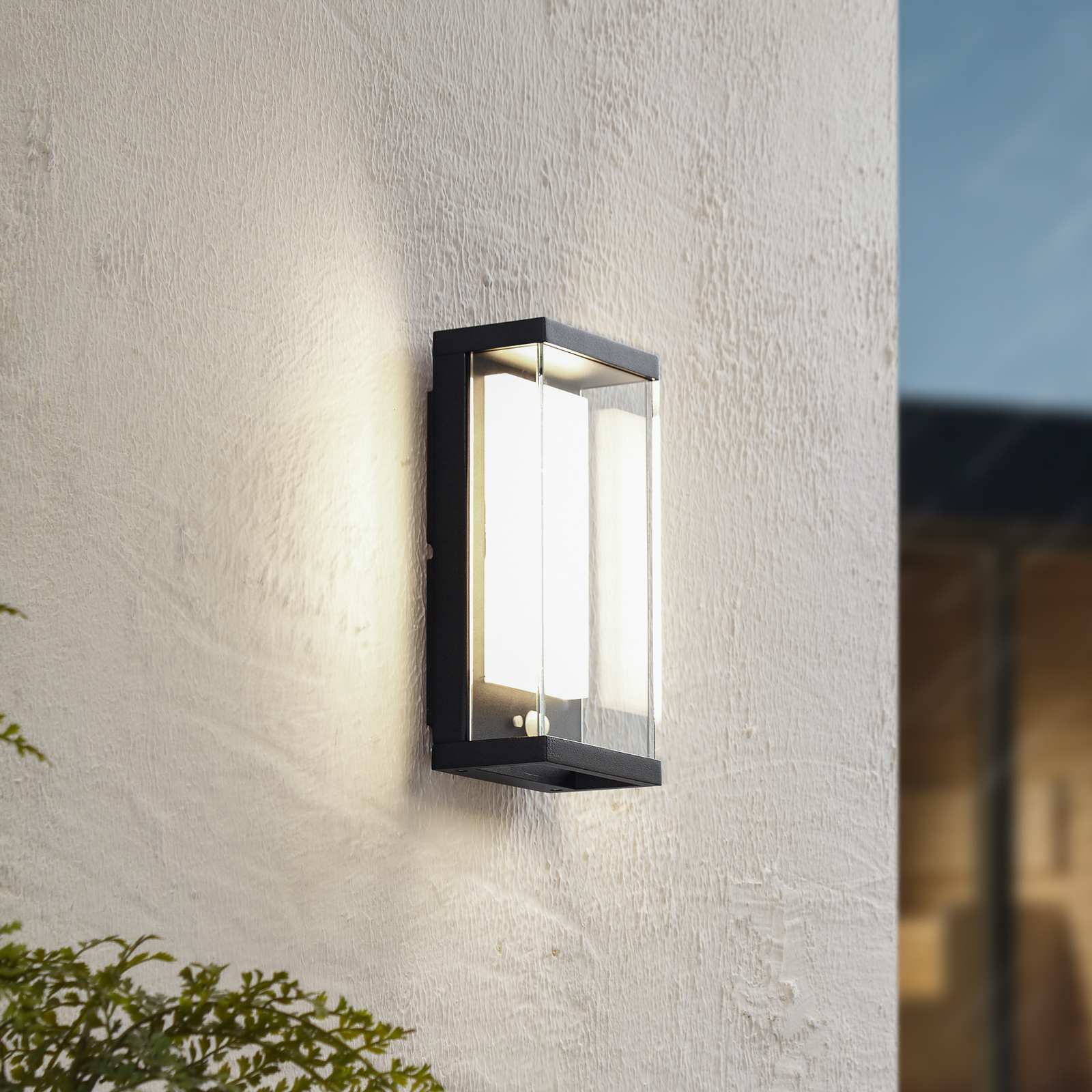 Lucande LED sončna zunanja stenska svetilka Dava, višina 25,2 cm, senzor