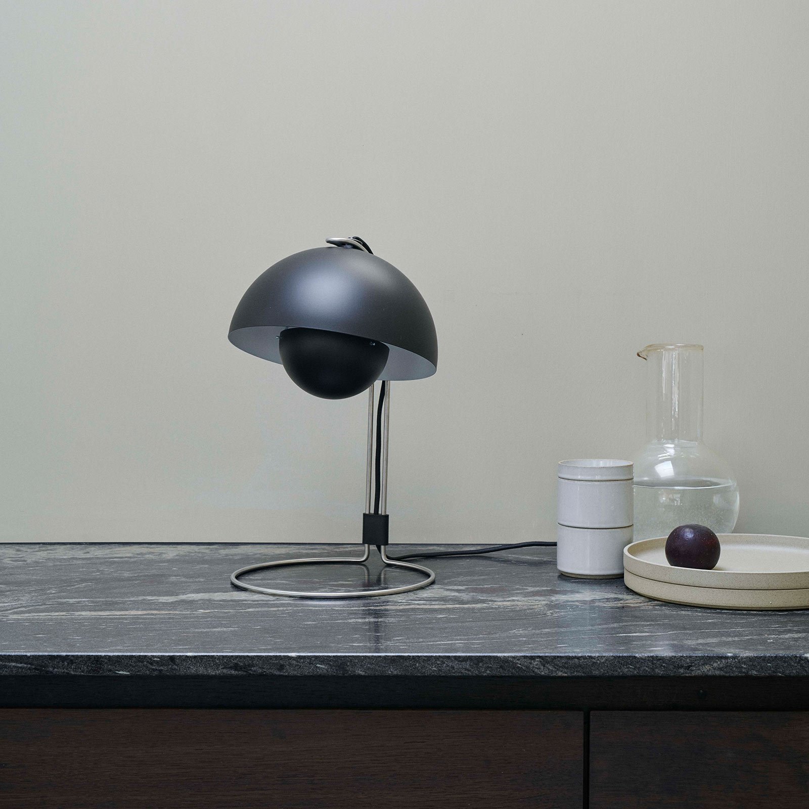 Flowerpot VP4 pöytävalaisin, musta - &Tradition