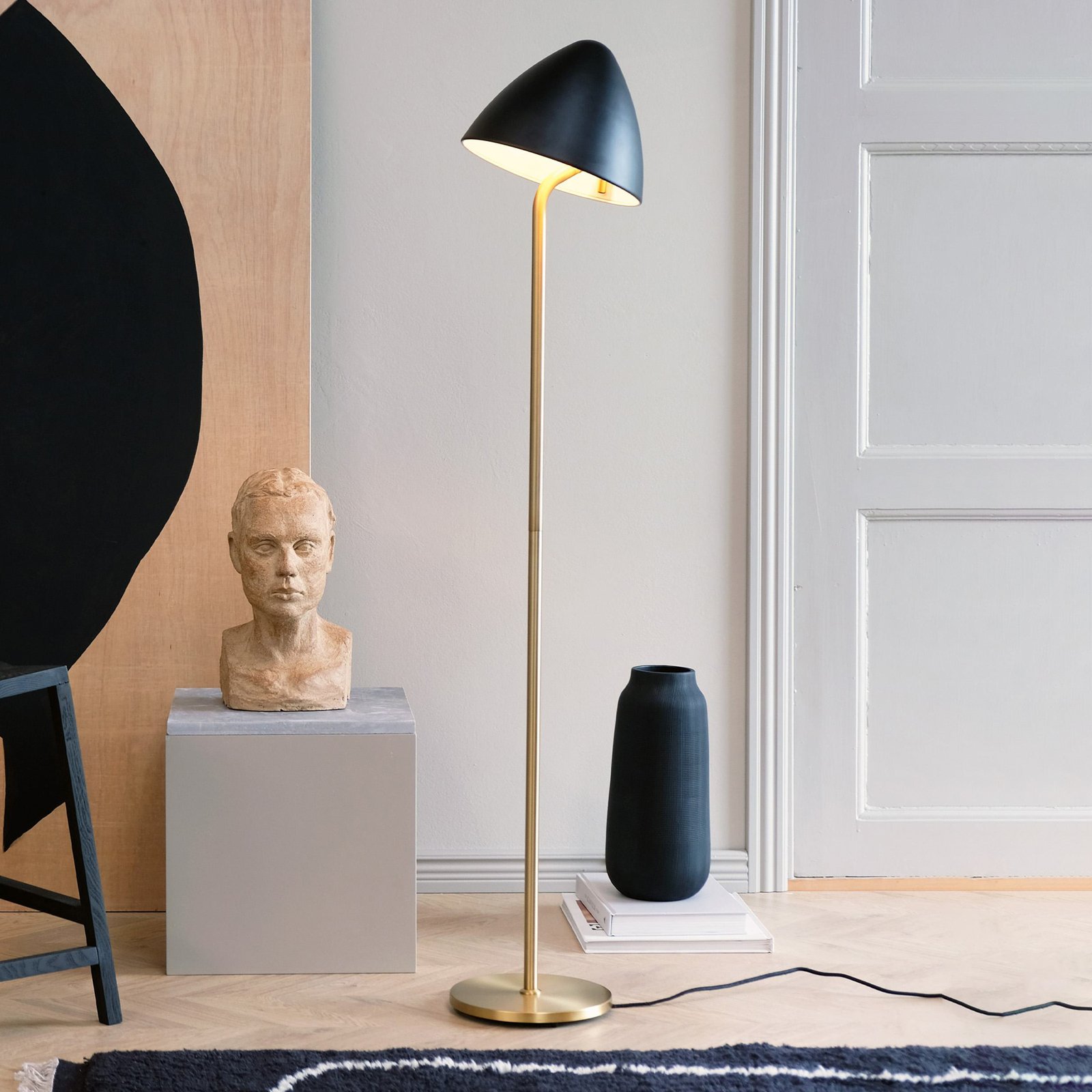 Dyberg Larsen floor lamp Oulu, black/brass, height 128 cm