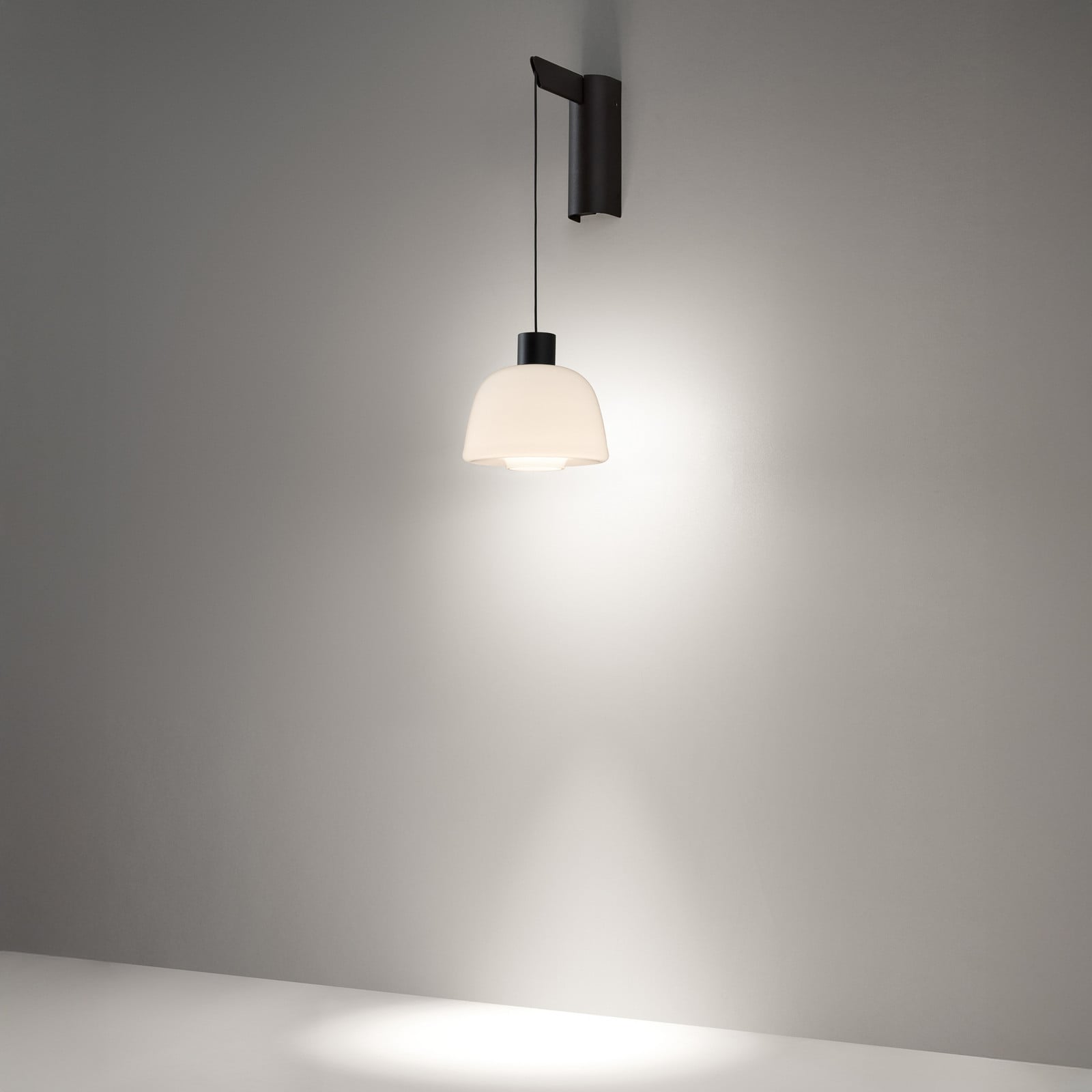 Aplică de perete LED Bover Drep A/01 alb opal sticlă 2.700 K - Camera de zi / sufragerie - Design - negru alb opal