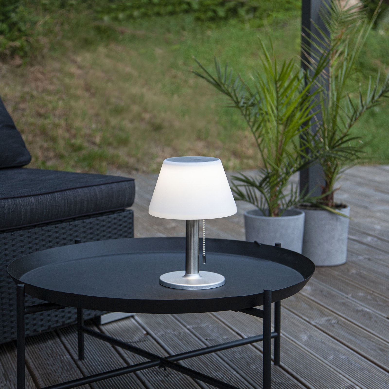 Solia LED solar table lamp with pull switch