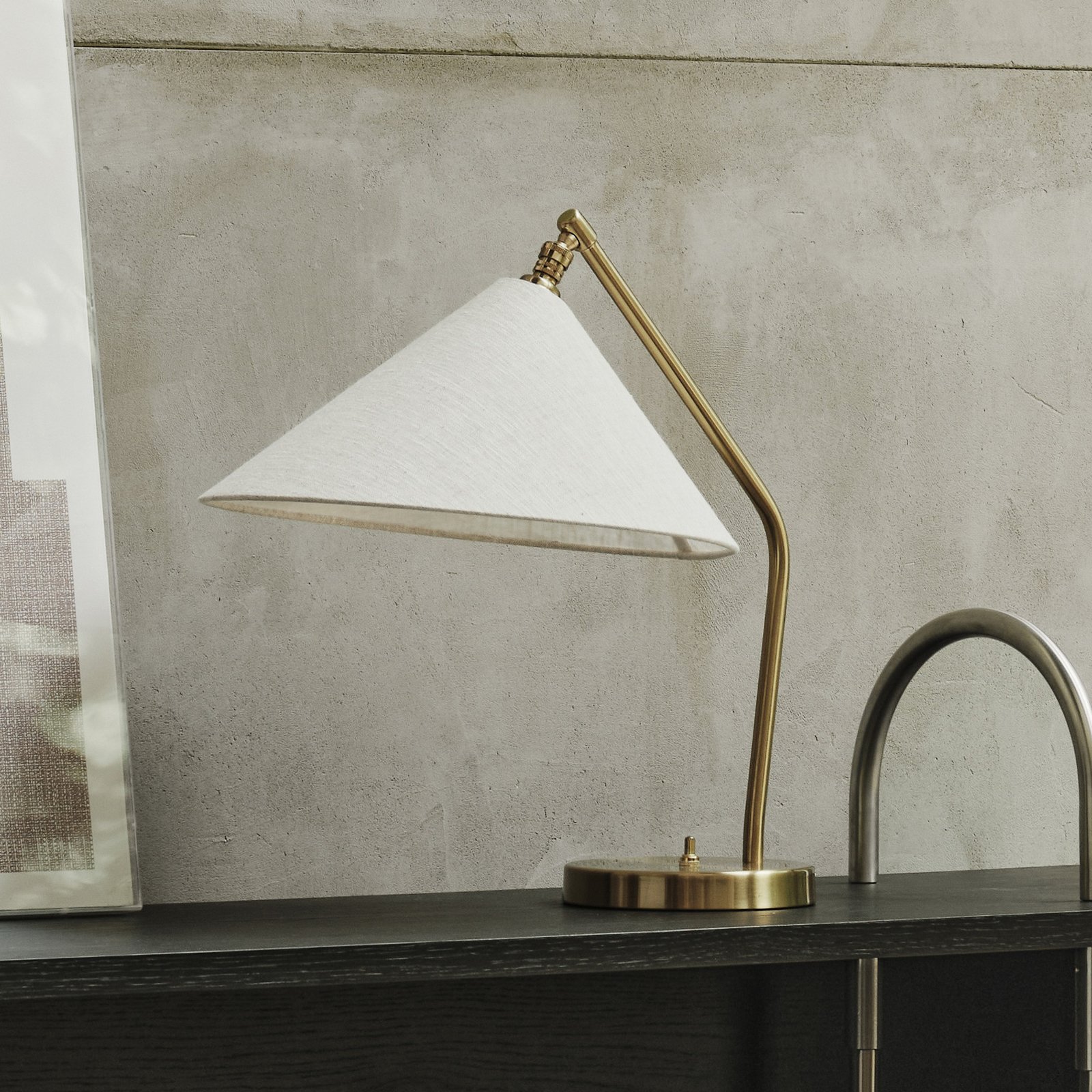 Gräshoppa bordlampe grå metal/tekstil E14 - GUBI