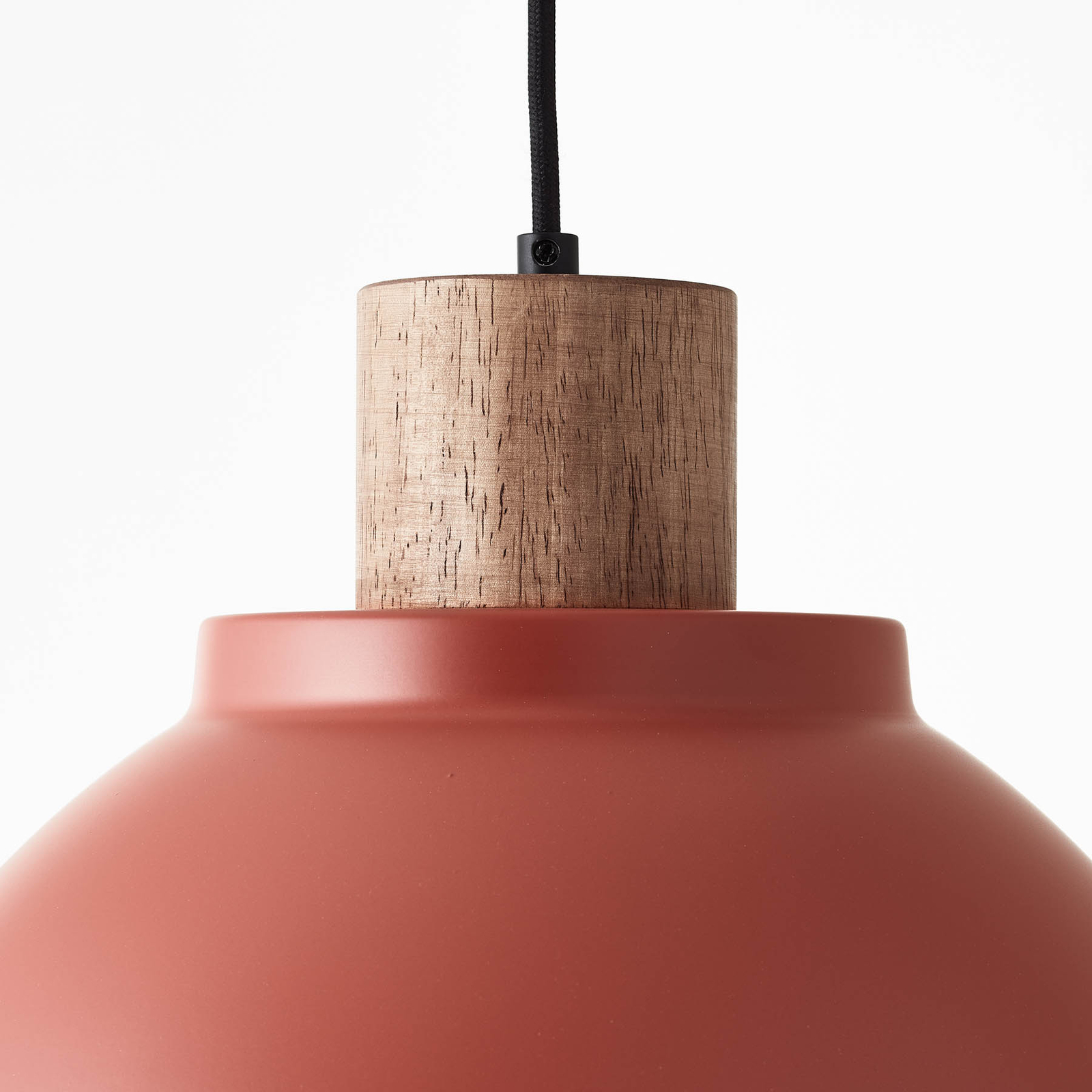 Závěsné světlo Erena s dřevěným detailem, červená