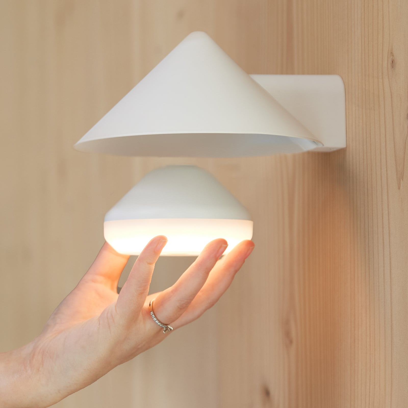 Lampa ścienna LED z akumulatorem Grasp, biała – FRANDSEN Lampa ścienna LED z akumulatorem Grasp, biała – FRANDSEN