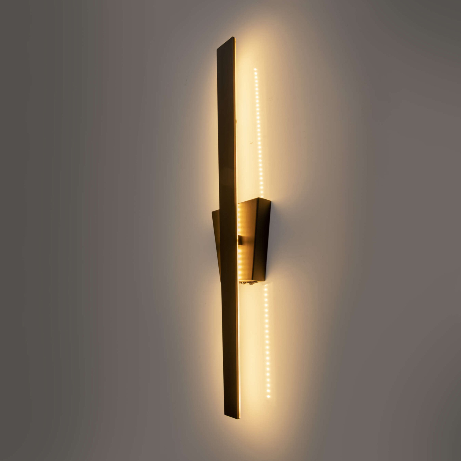 Trevor LED wall light with a switch, black