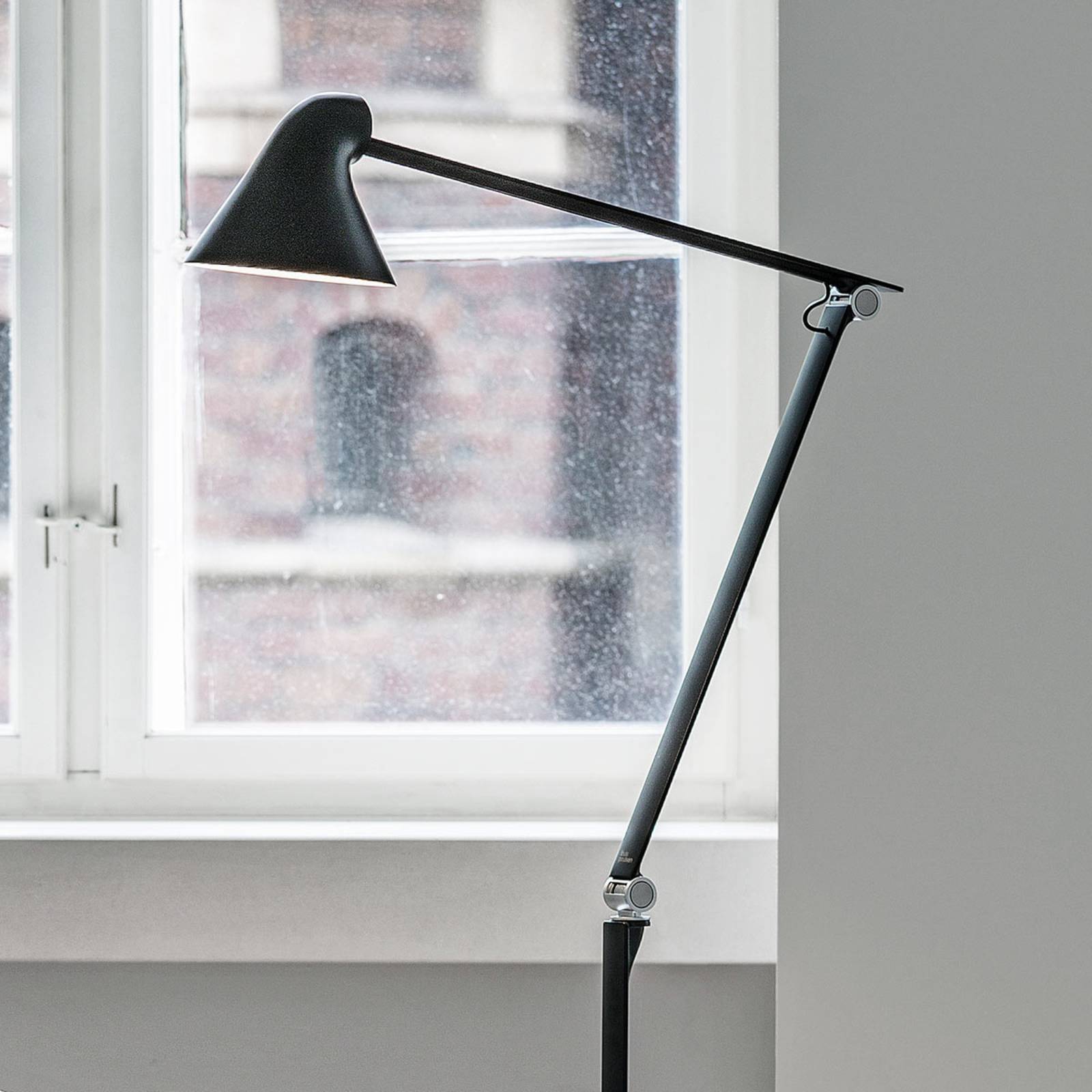 Louis Poulsen NJP lampa stojąca LED 2 700 K czarna