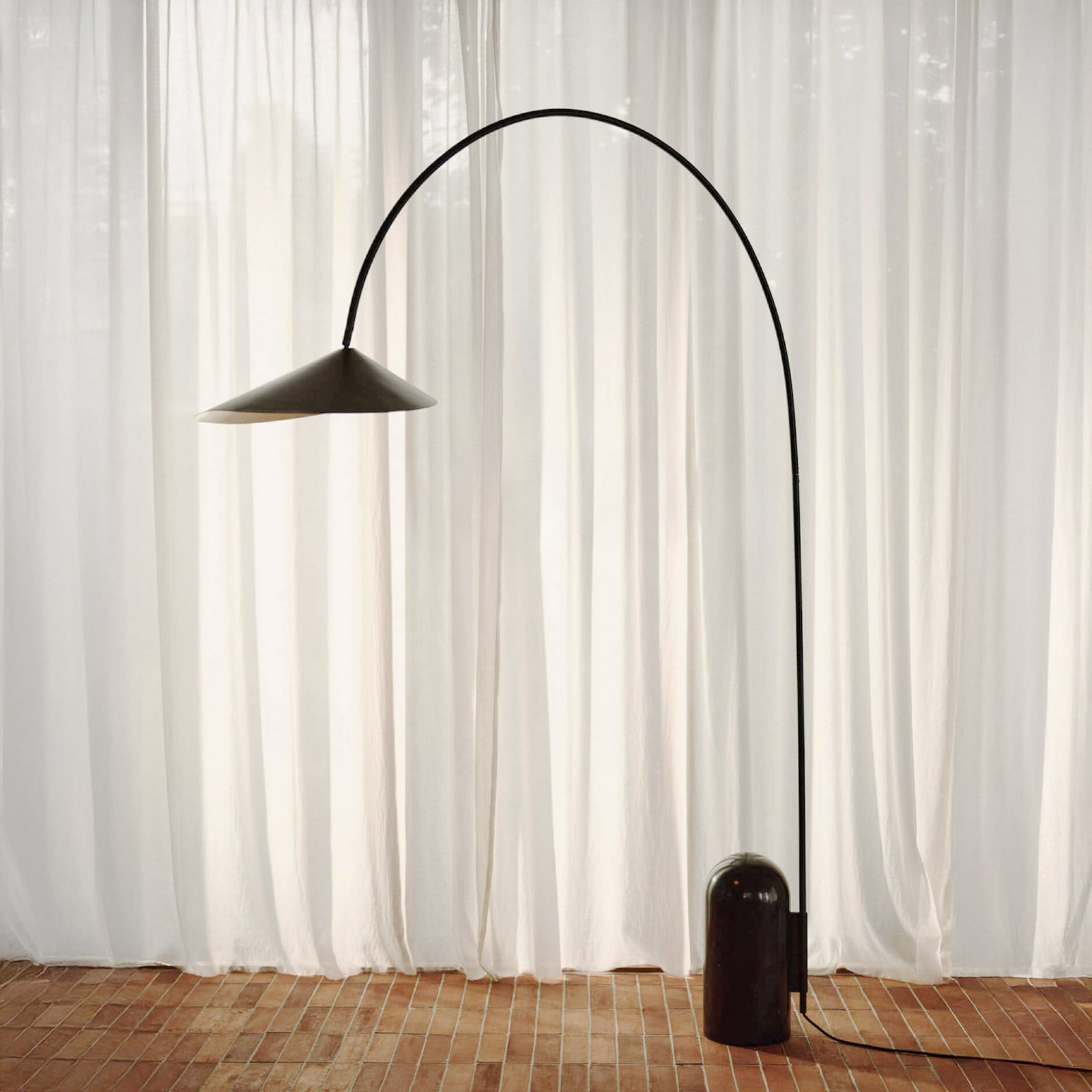 Arum gulvlampe, svart, metall/marmor, 205 cm – ferm LIVING - Stue - Design - Med en lyskilde