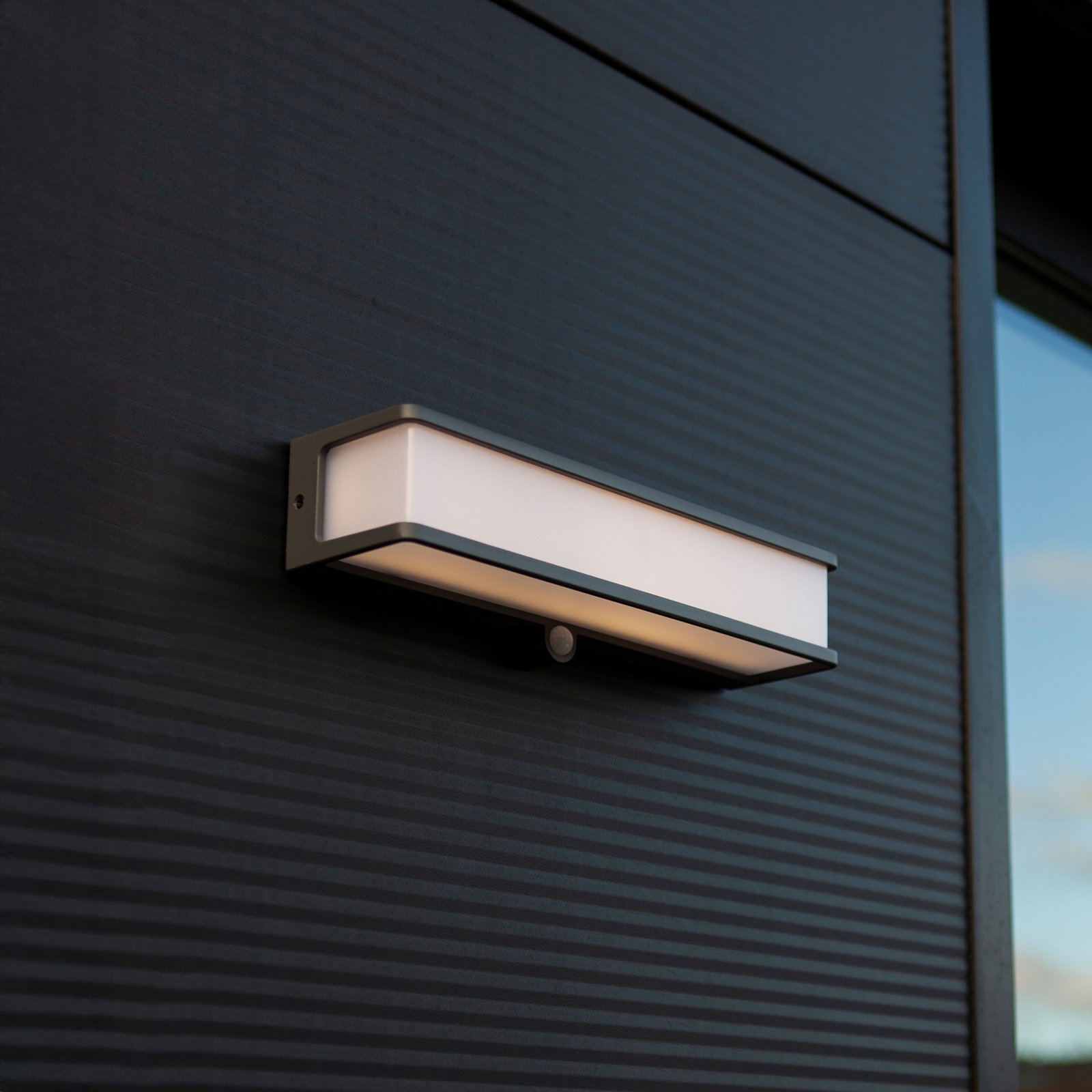 LED solar wall light Doblo with sensor, width 35cm