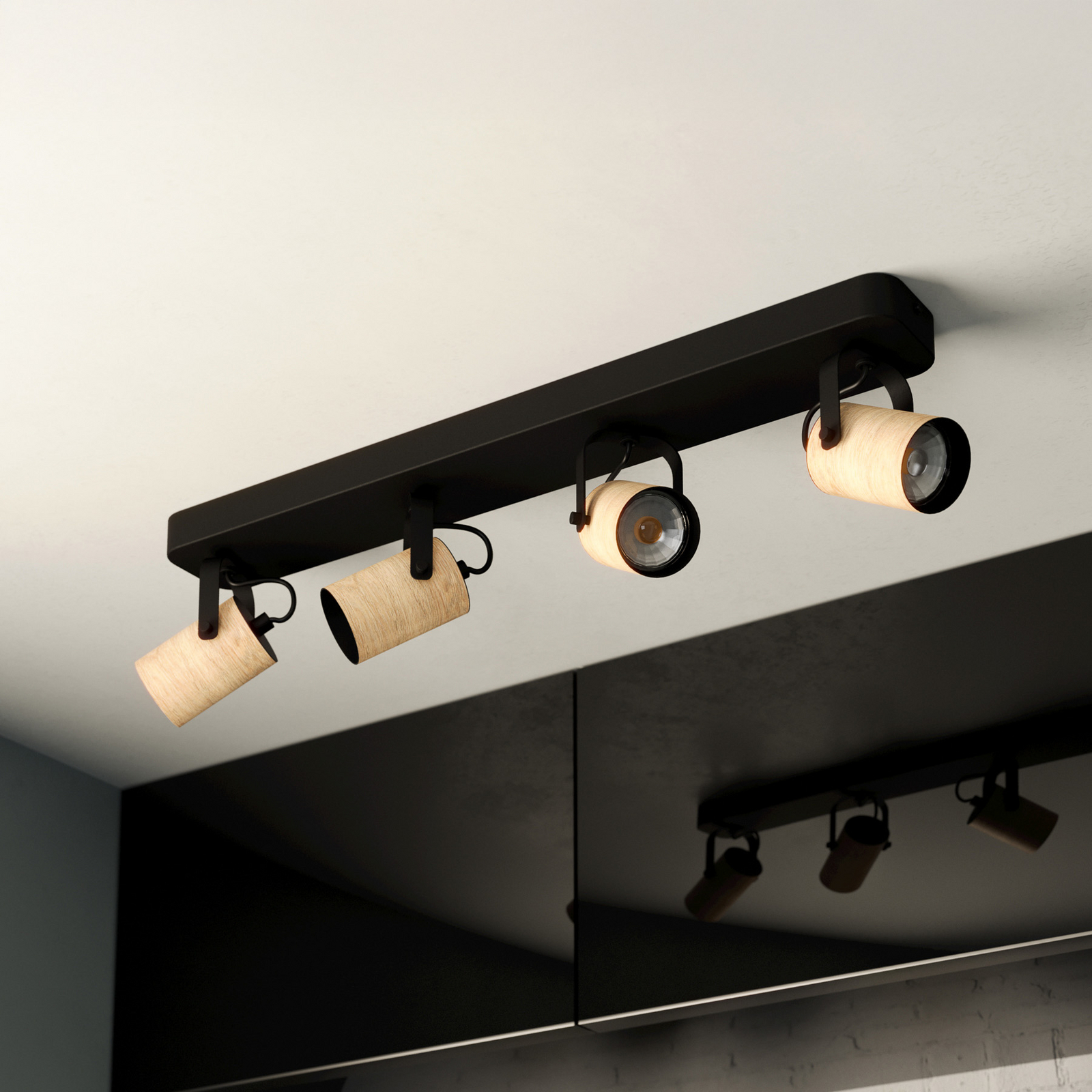 Spot de tavan Cayuca, decor negru/lemn, cu patru flăcări