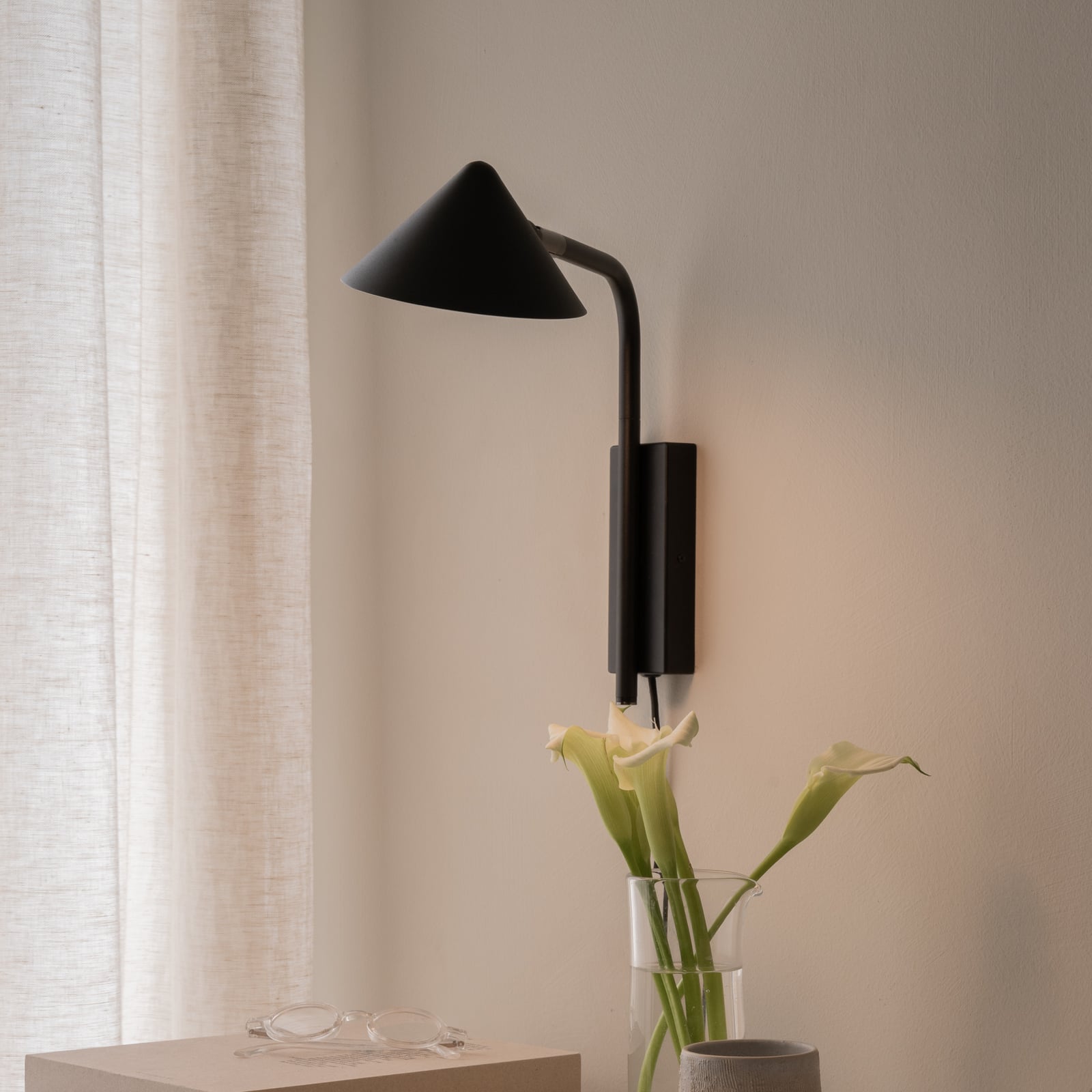 Applique Kuro, nera, 32 cm, con spina, G9 - Watt & Veke