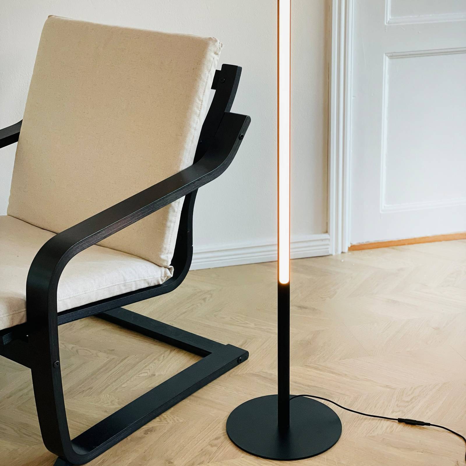 Dyberg Larsen Lampa stojąca LED Vagner, czarna, wysokość 150 cm