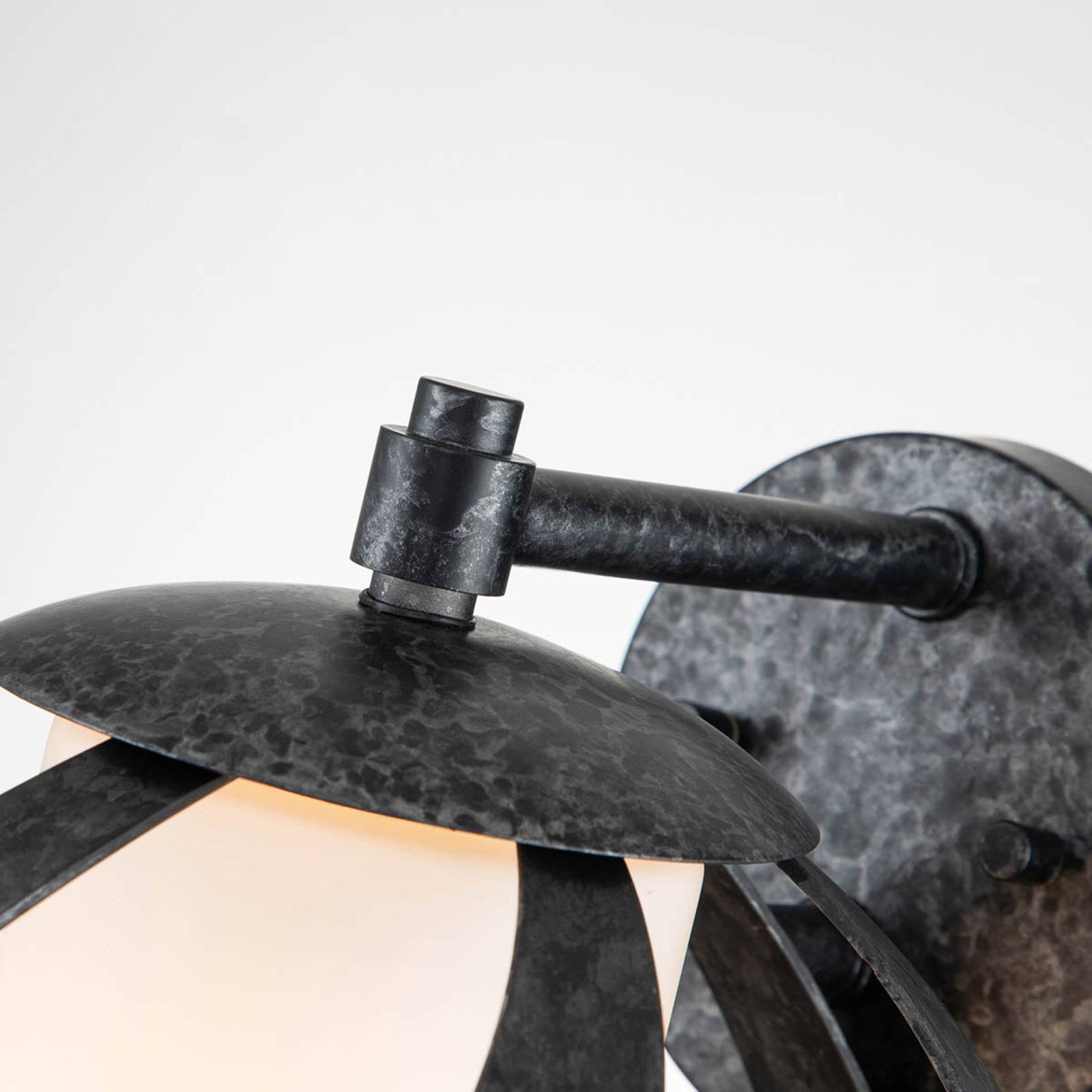 Image of Quintiesse Applique Blacksmith, noire/blanche, à une lampe 5024005577911