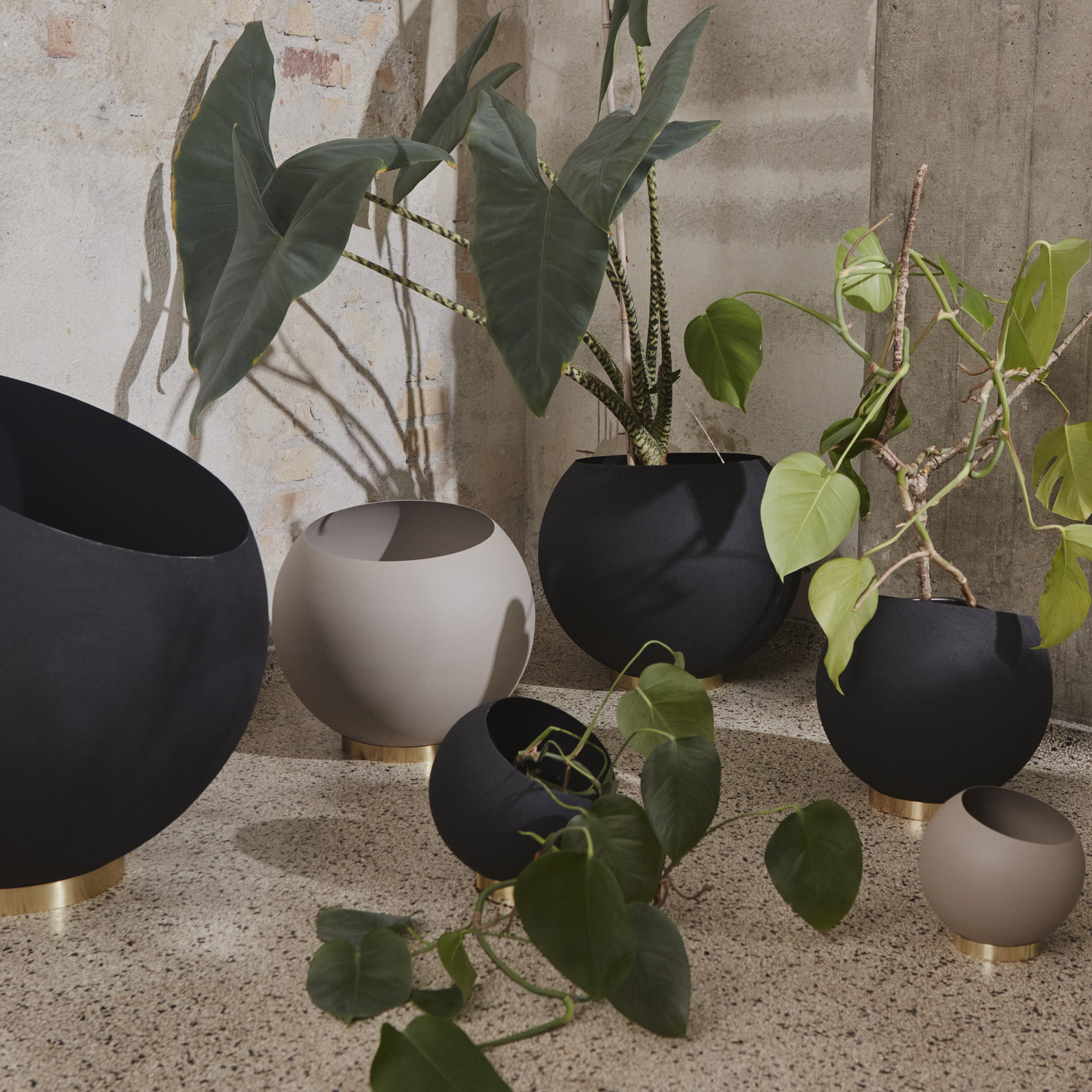 AYTM Globe flower pot, Ø 43 cm, black, aluminium, steel