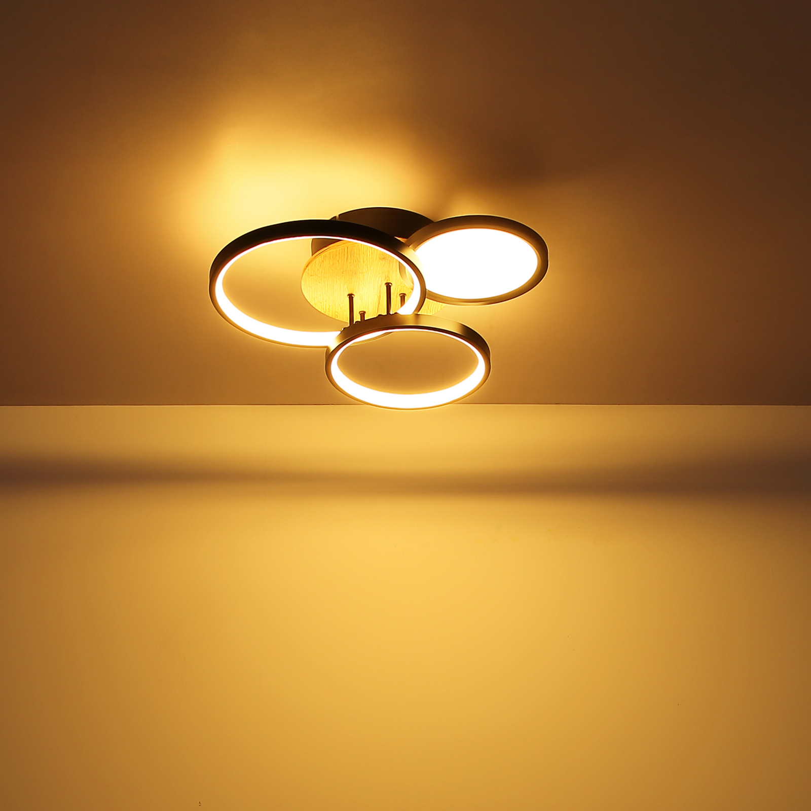 LED stropní světlo Sid se dřevem, čtyři zdroje