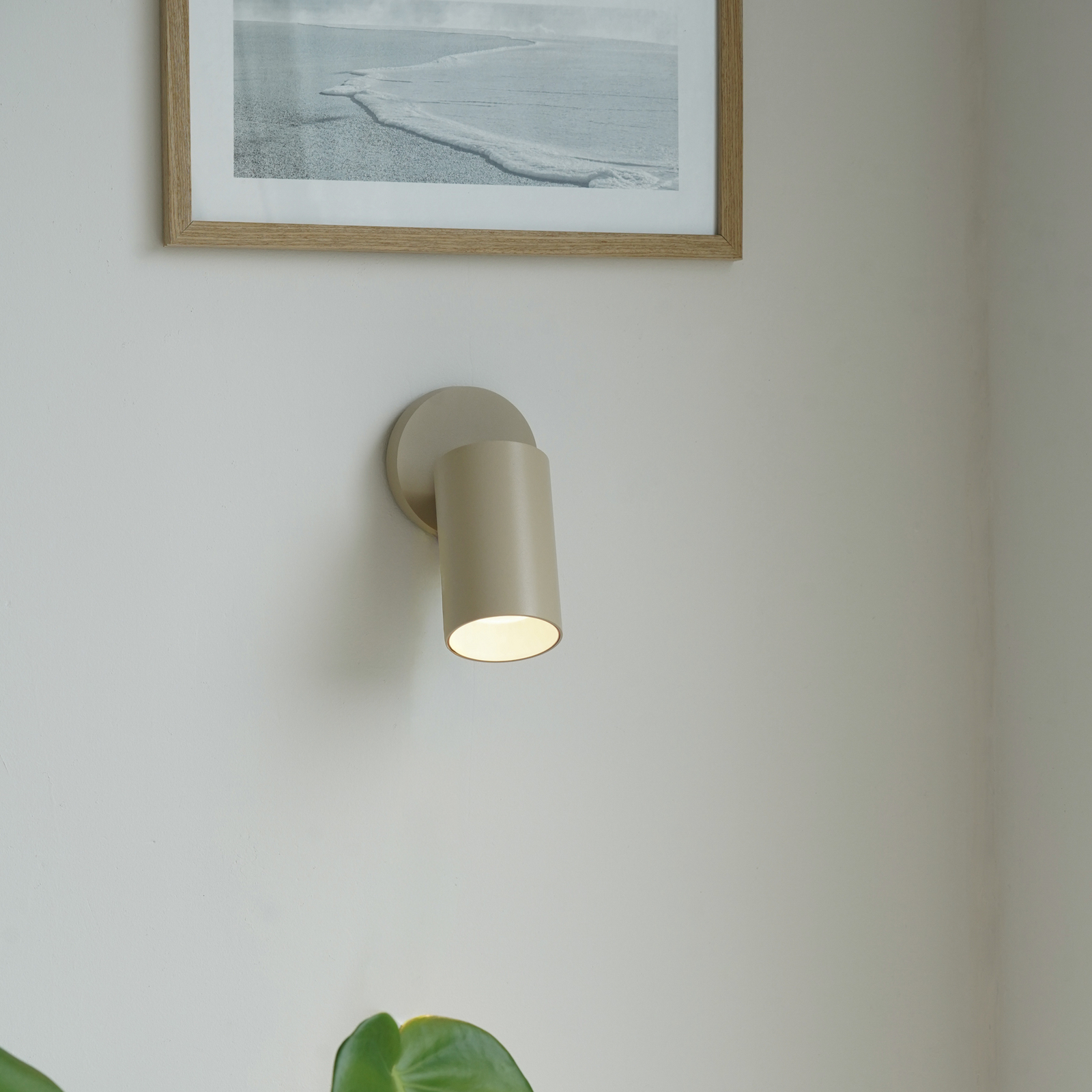 SpotOn Circle1 loftspot, beige, højde 13 cm, metal – Antidark SpotOn Circle1 loftspot, beige, højde 13 cm, metal – Antidark