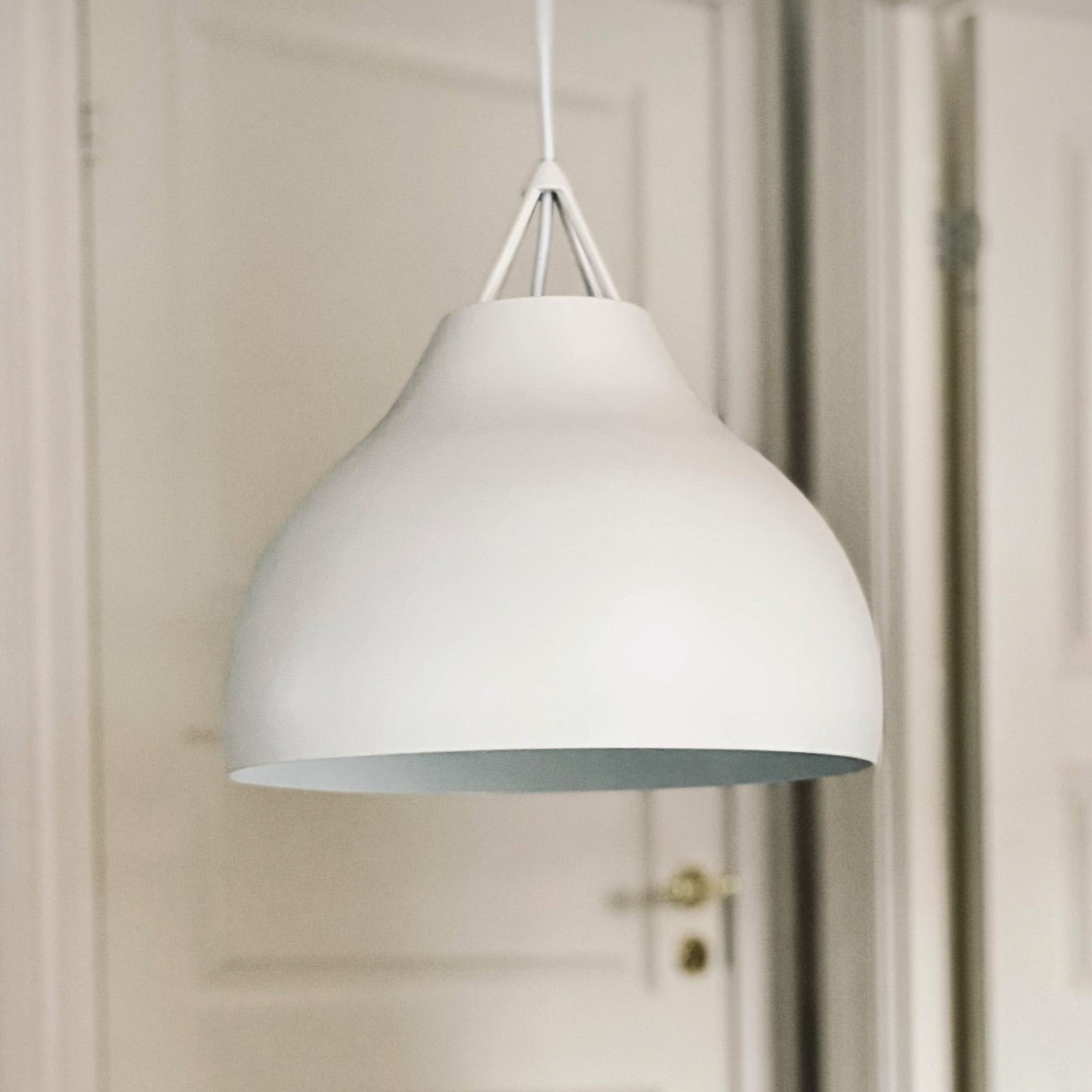 Dyberg Larsen Pyra piekaramā lampa, Ø 29 cm, balta, metāls