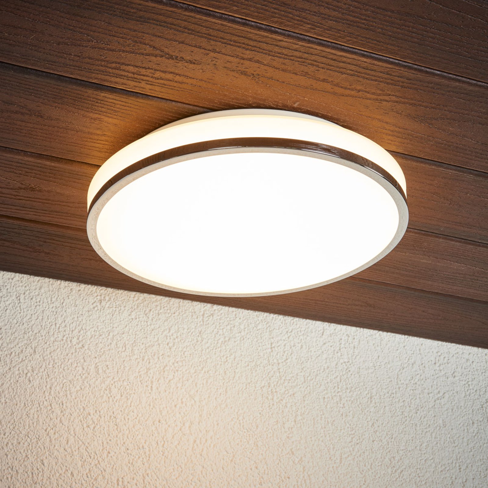 Lámpara de techo LED para baño Lyss, borde cromado