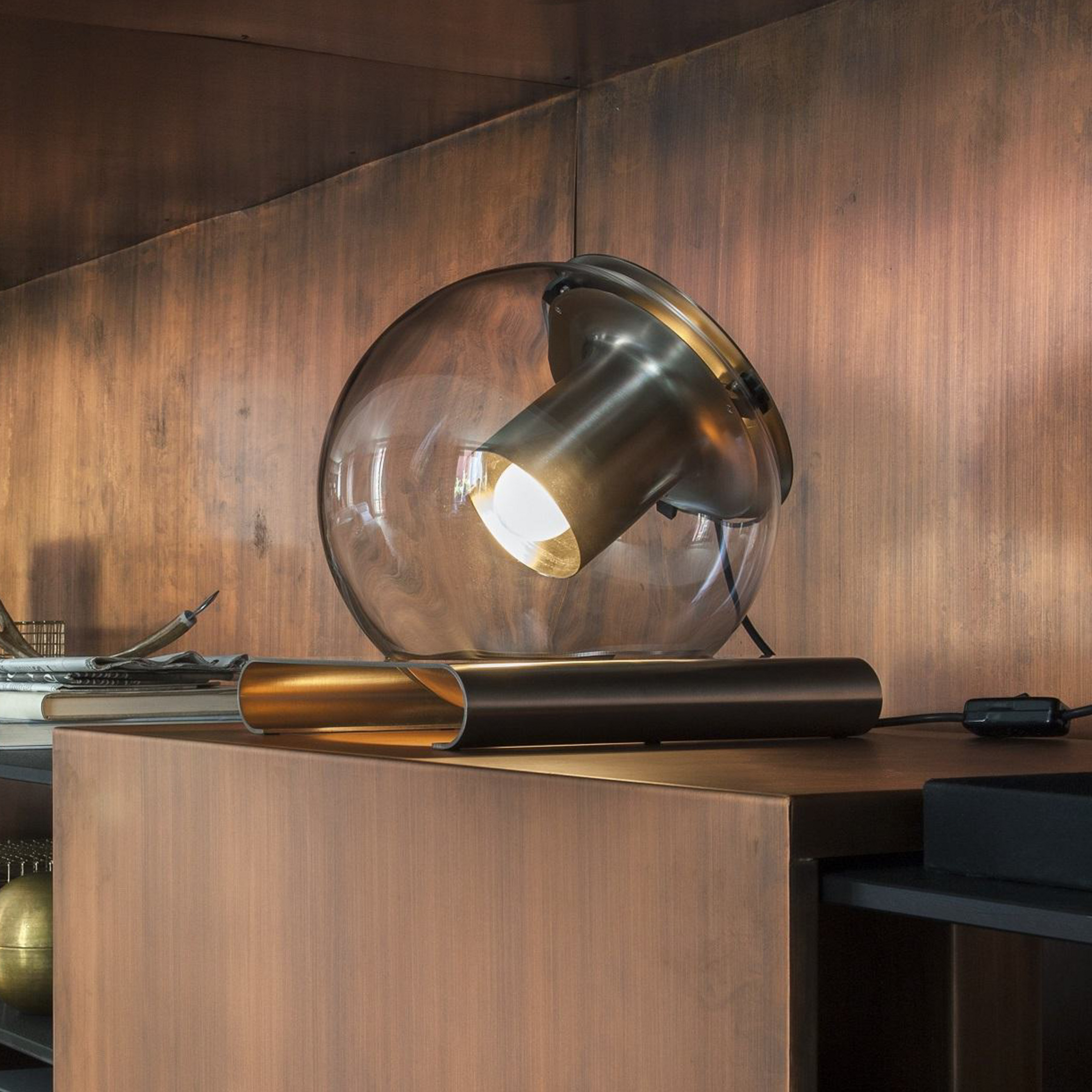 Oluce lampada da tavolo The Globe, color oro/bronzo, vetro