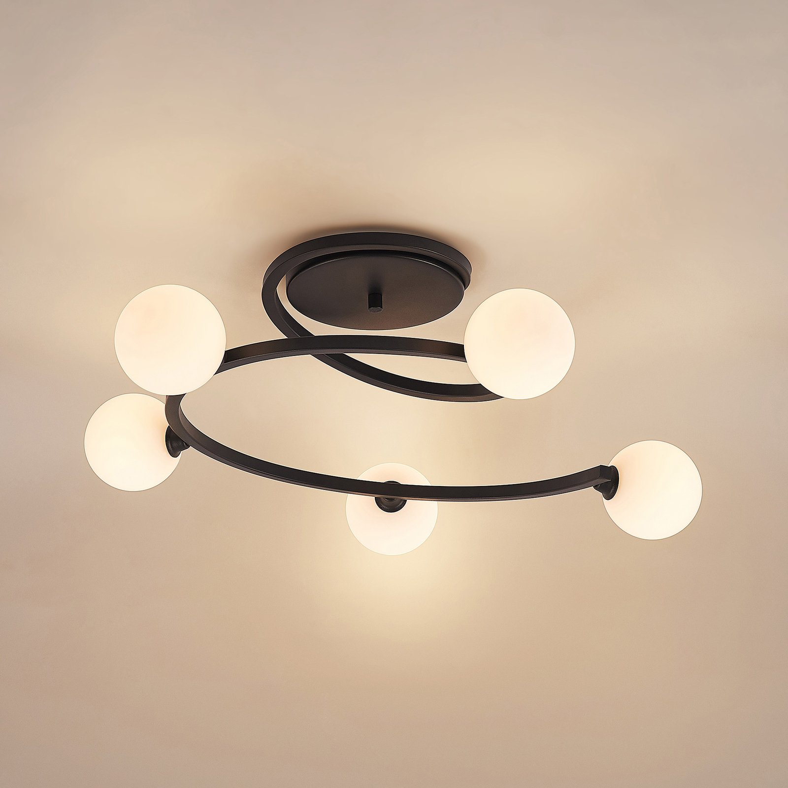 Lucande Chenoa plafondlamp in spiraalvorm