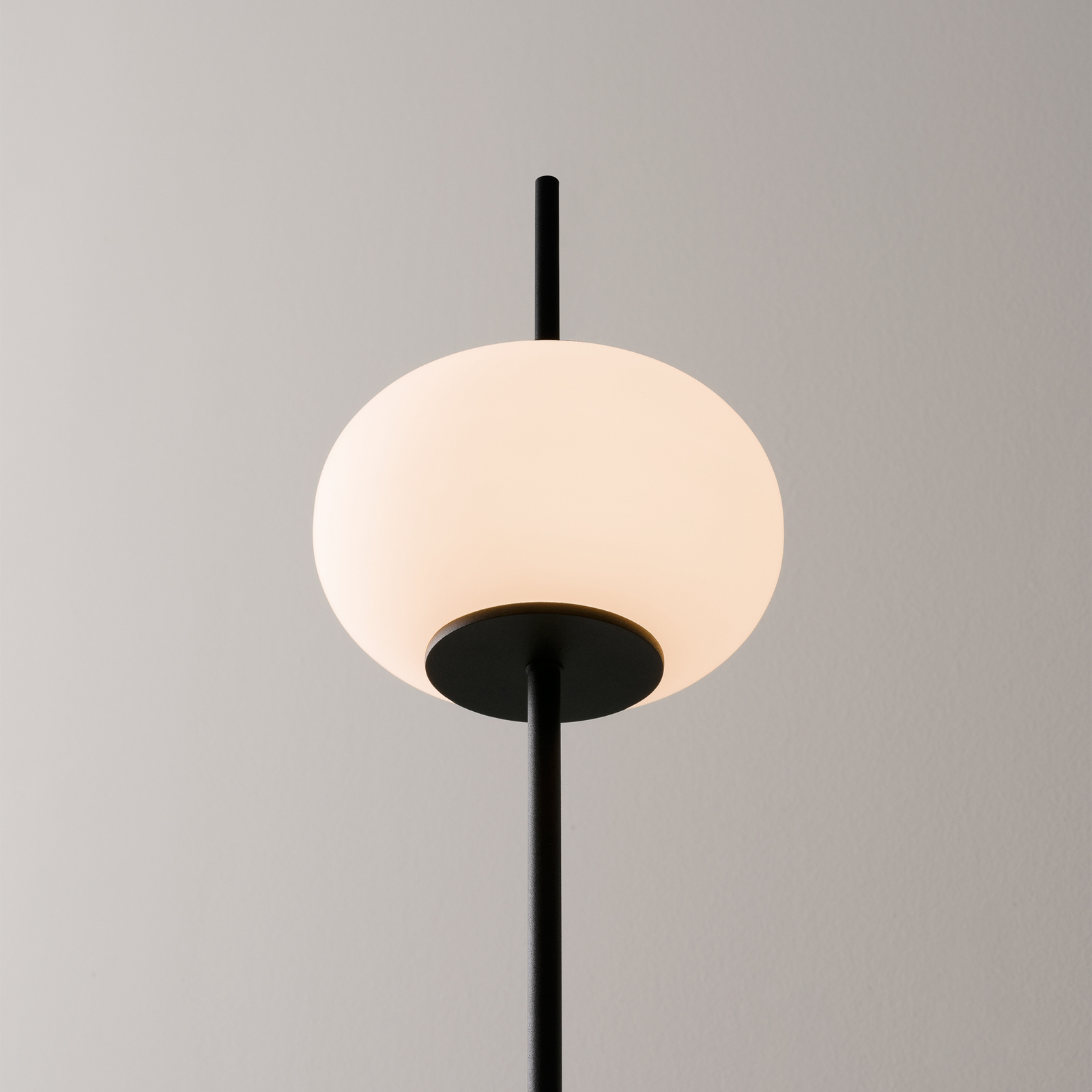 Milan Astro bordslampa med opalglasskärm