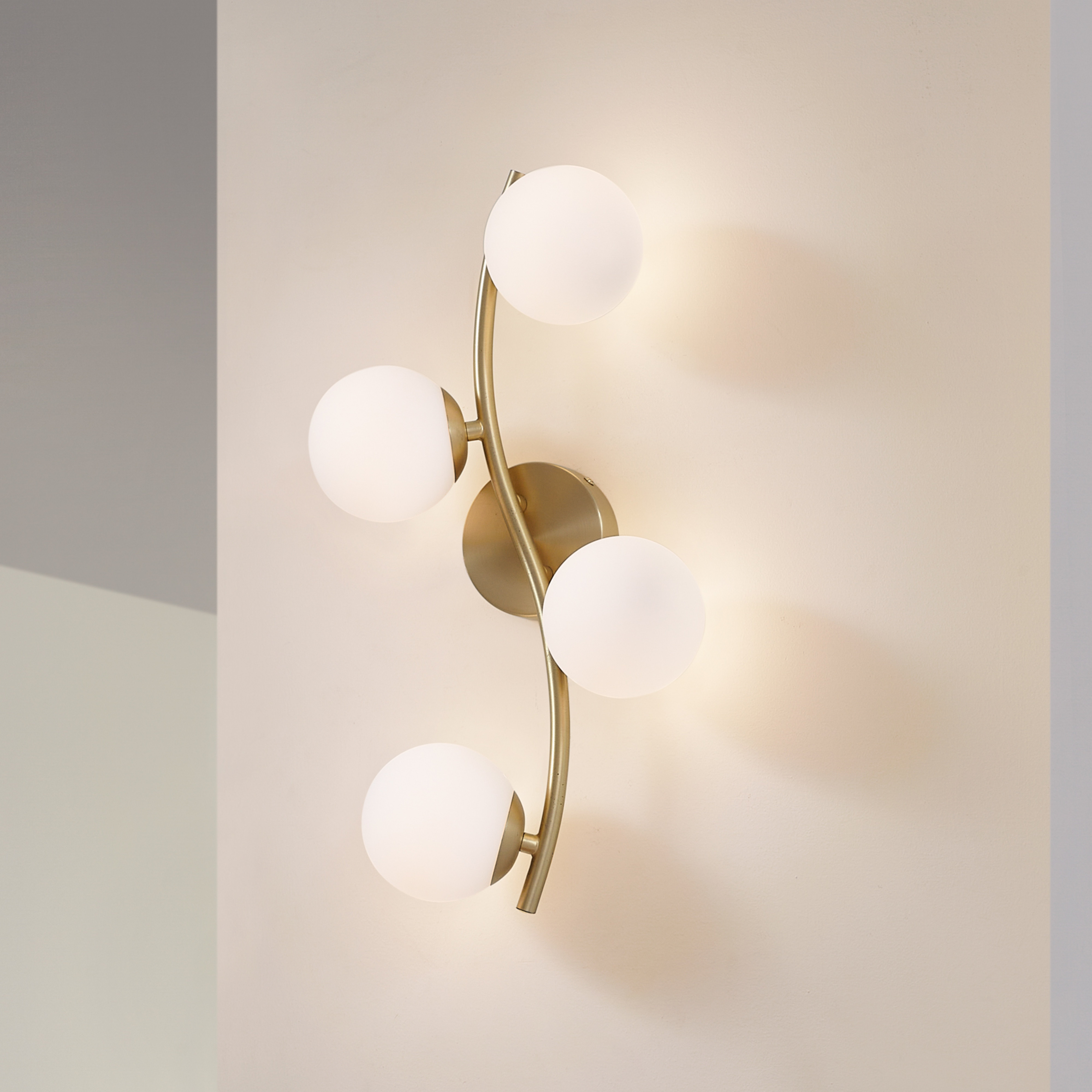 Lindby Wandleuchte Josiana, opal/messing, 48 cm, Kugel, Glas
