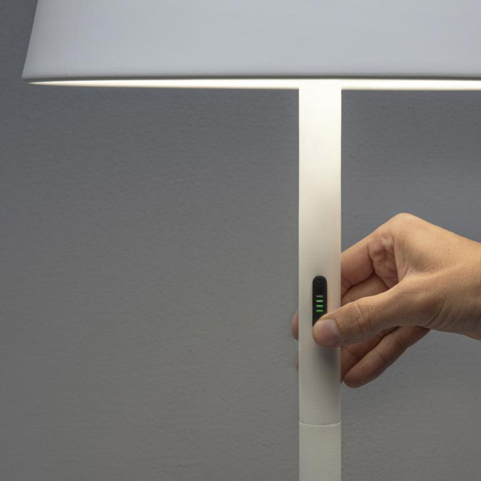 LED-Stehleuchte Pomezia für außen, USB, weiß