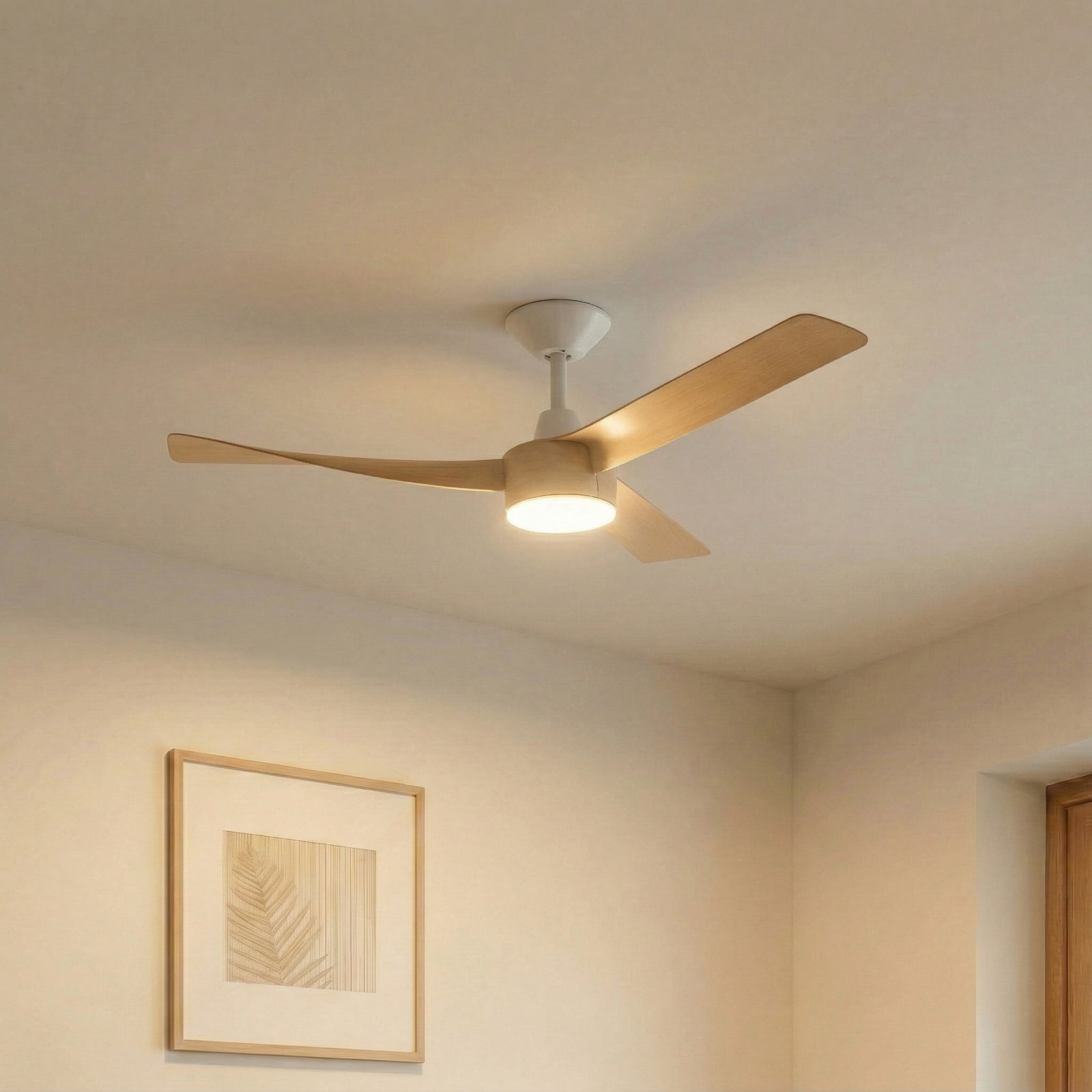 Lucande LED-Deckenventilator Airona, weiß/holz DC leise dim.