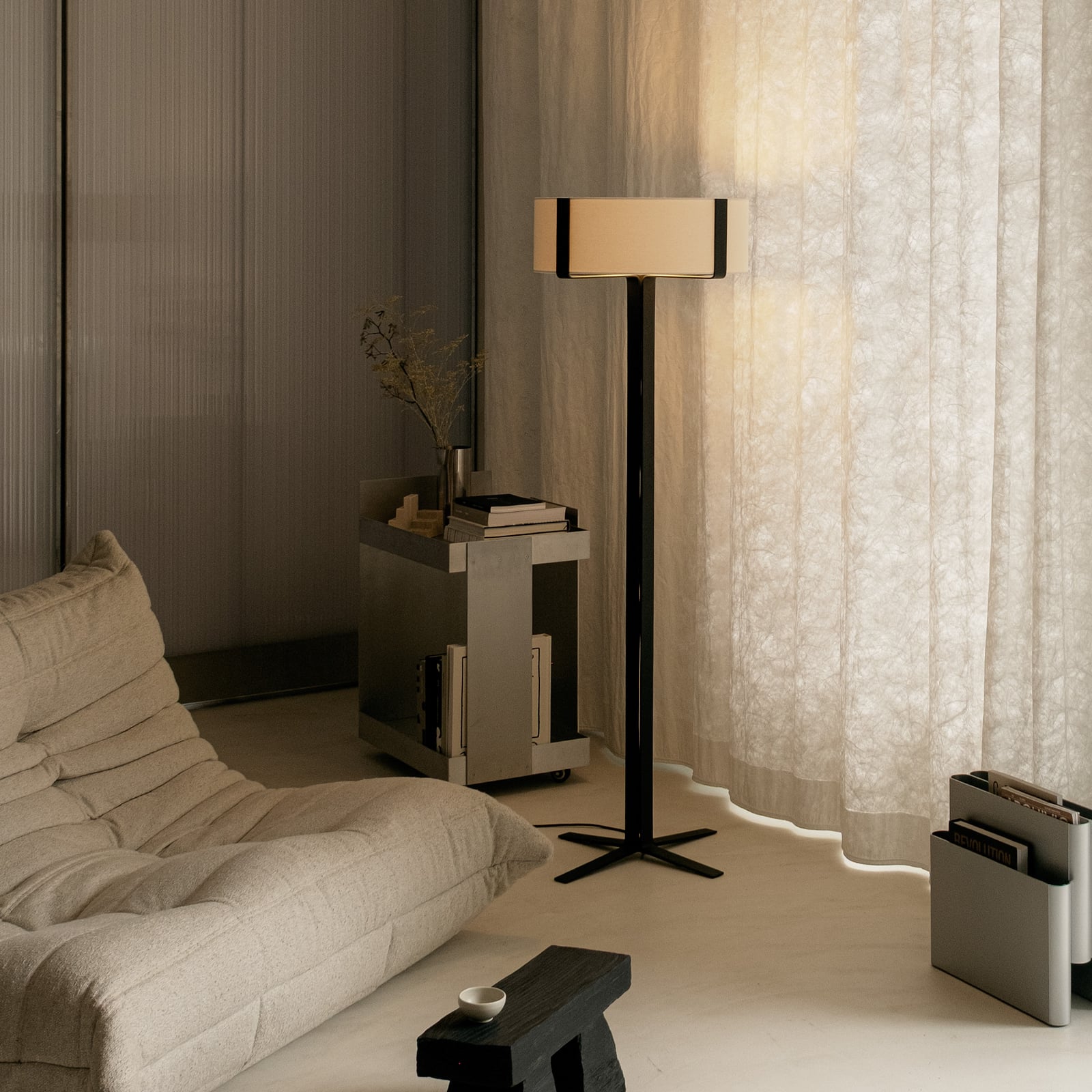 OKOLO álló lámpa, fekete, 145 cm, fém/textil, E27-LED – GRUPA OKOLO álló lámpa, fekete, 145 cm, fém/textil, E27-LED – GRUPA
