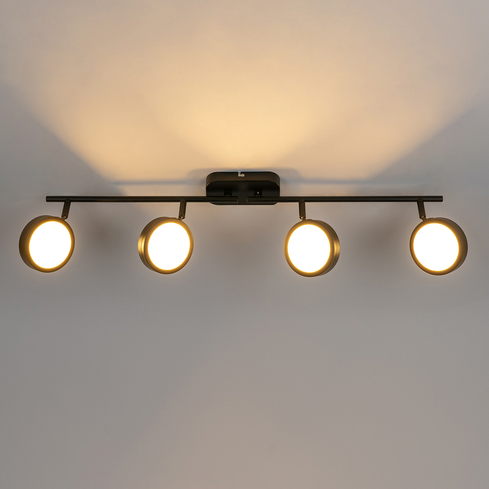 Lindby Neros reflektor, fekete, 4 lámpás, 79,5 cm, CCT, vas, vasaló