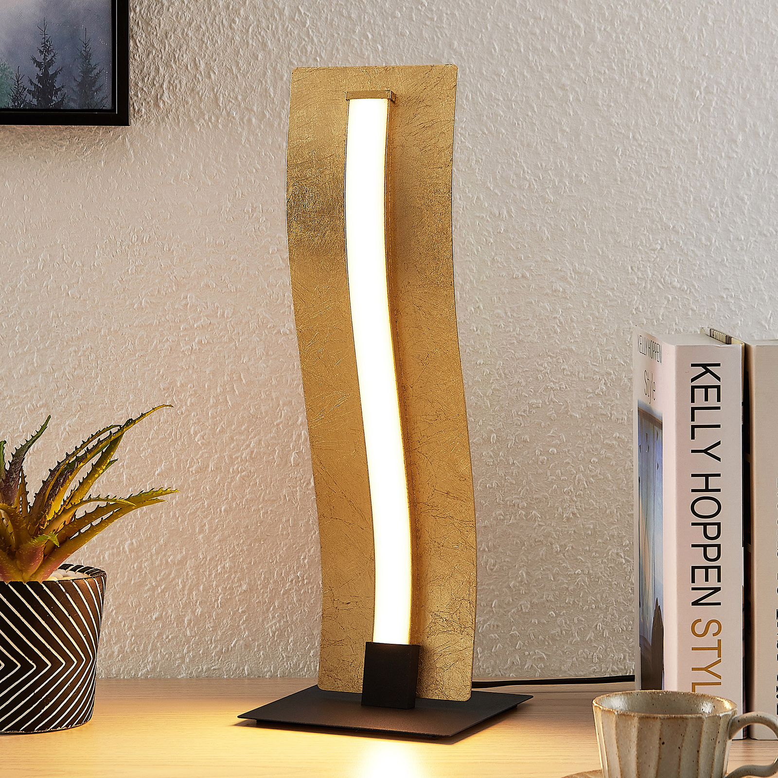 Lindby Larisa -LED-pöytälamppu, aallotettu muoto