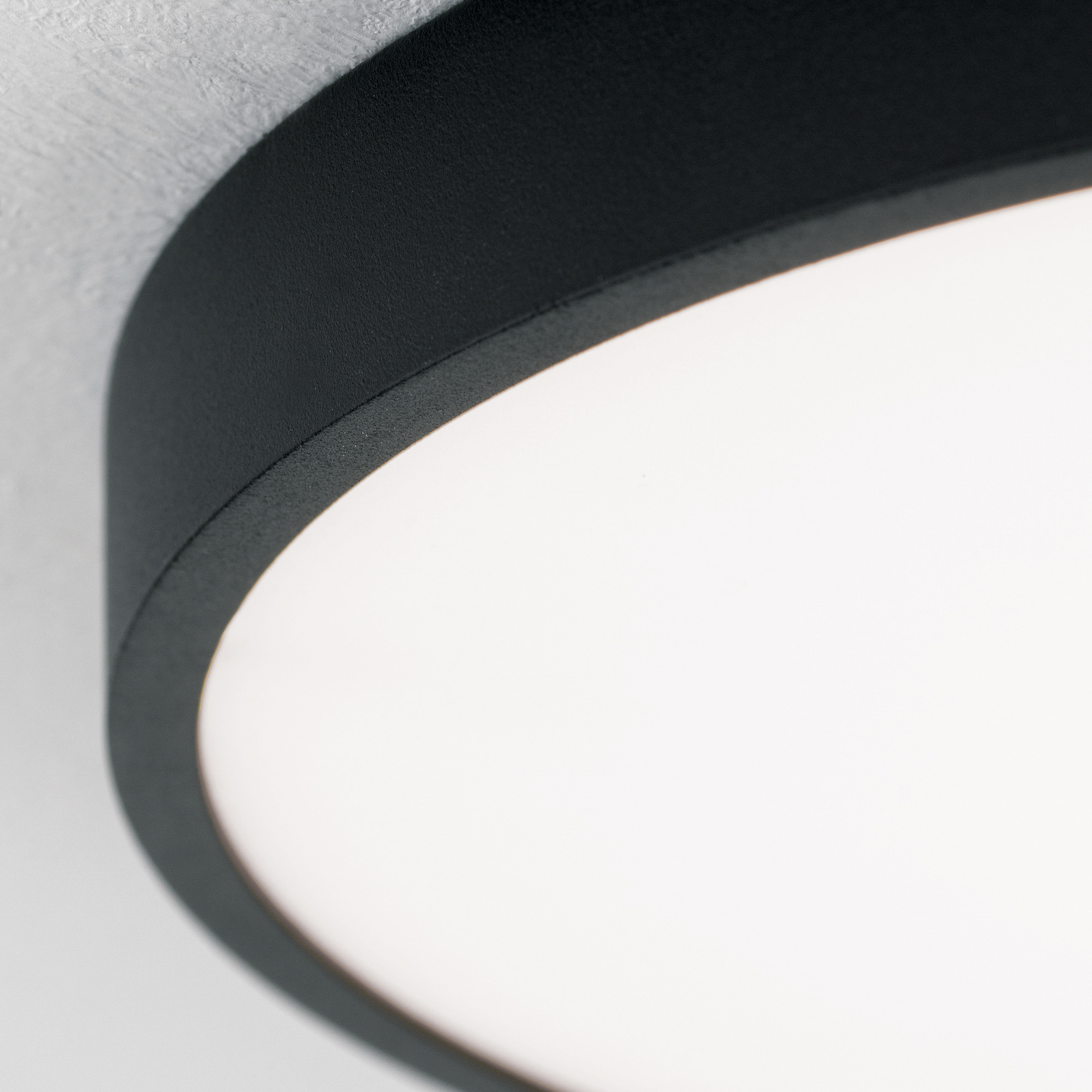 LED ceiling light Bully in black, 3,000 K, Ø28cm