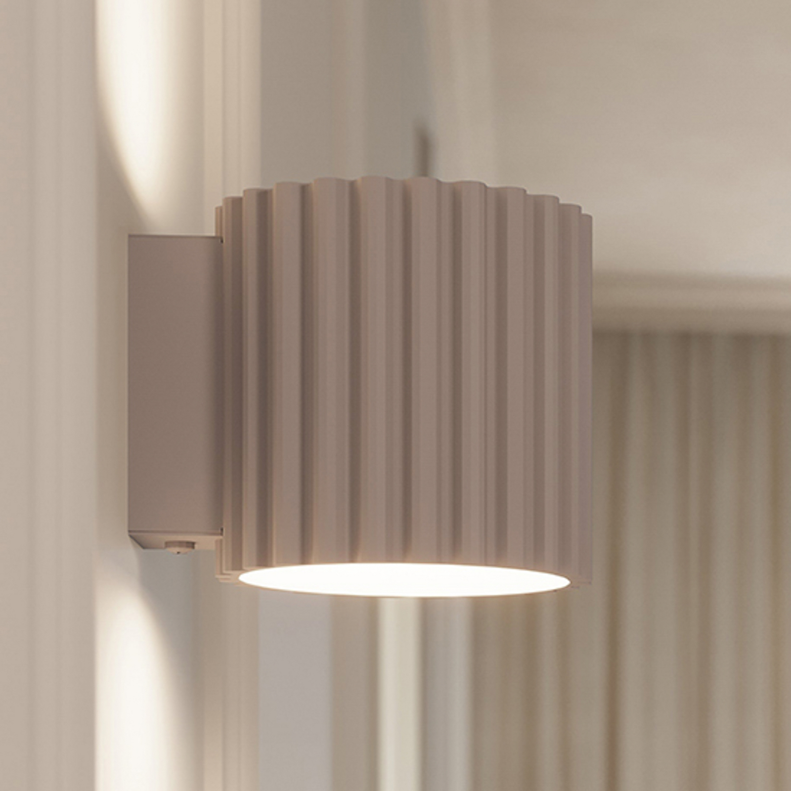 Aura-seinävalaisin, taupe, Ø10 cm, G9, valo ylös/alas, alumiini Aura-seinävalaisin, taupe, Ø10 cm, G9, valo ylös/alas, alumiini
