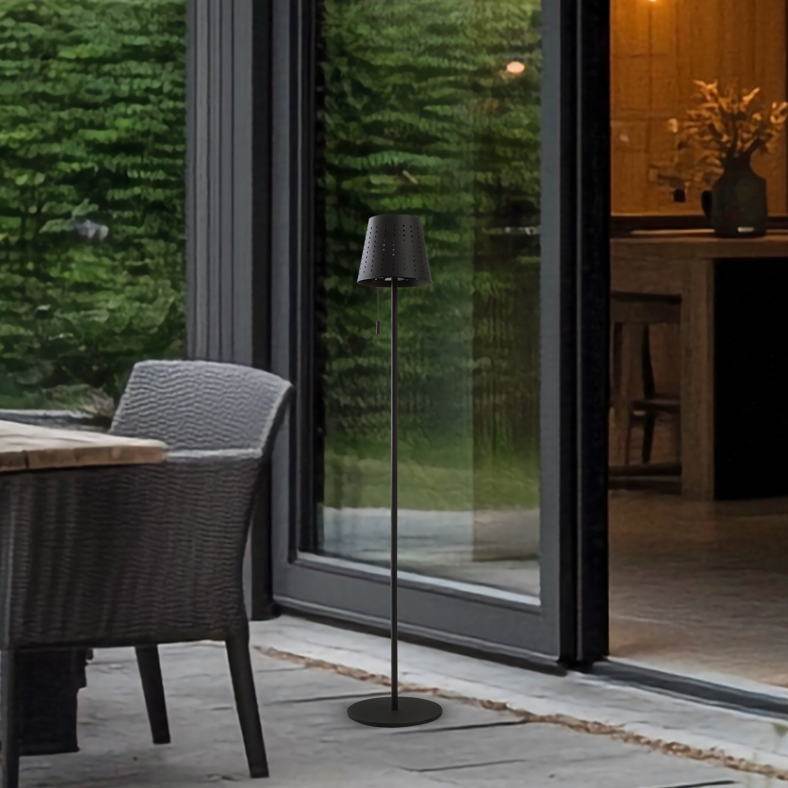 Lindby lampe sur pied LED solaire Hilario, noir, fer, batterie rechargeable