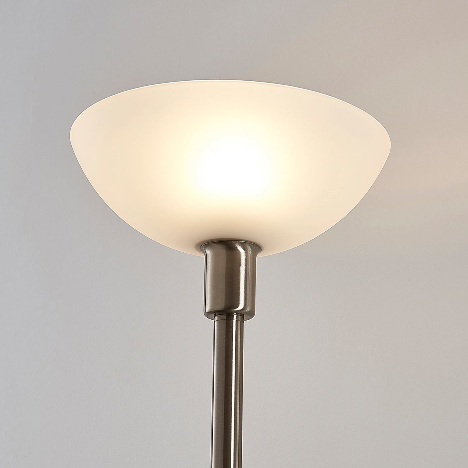 Niklowa lampa oświetlająca sufit Jost z lampką
