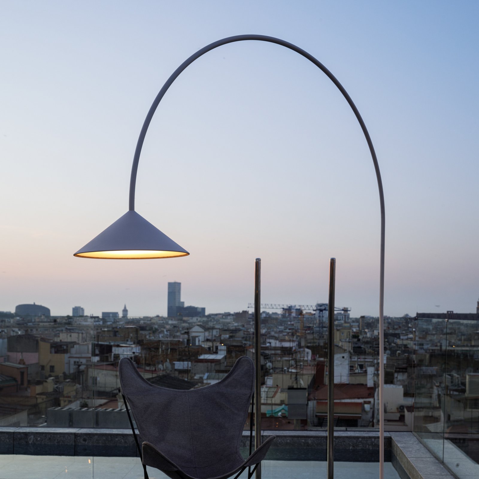 Vibia LED-välisvalgust OUT, beež, kõrgus 242 cm, IP44, 2700 K