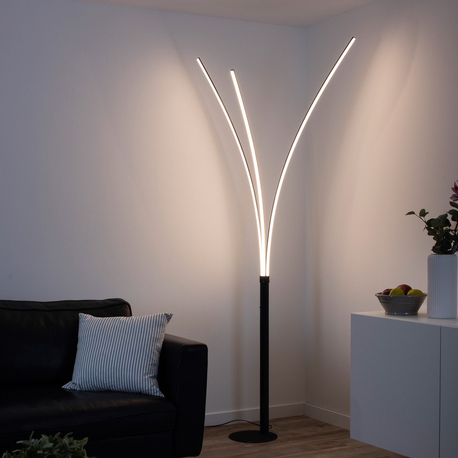 LED-gulvlampe Maja, tre lys, svart