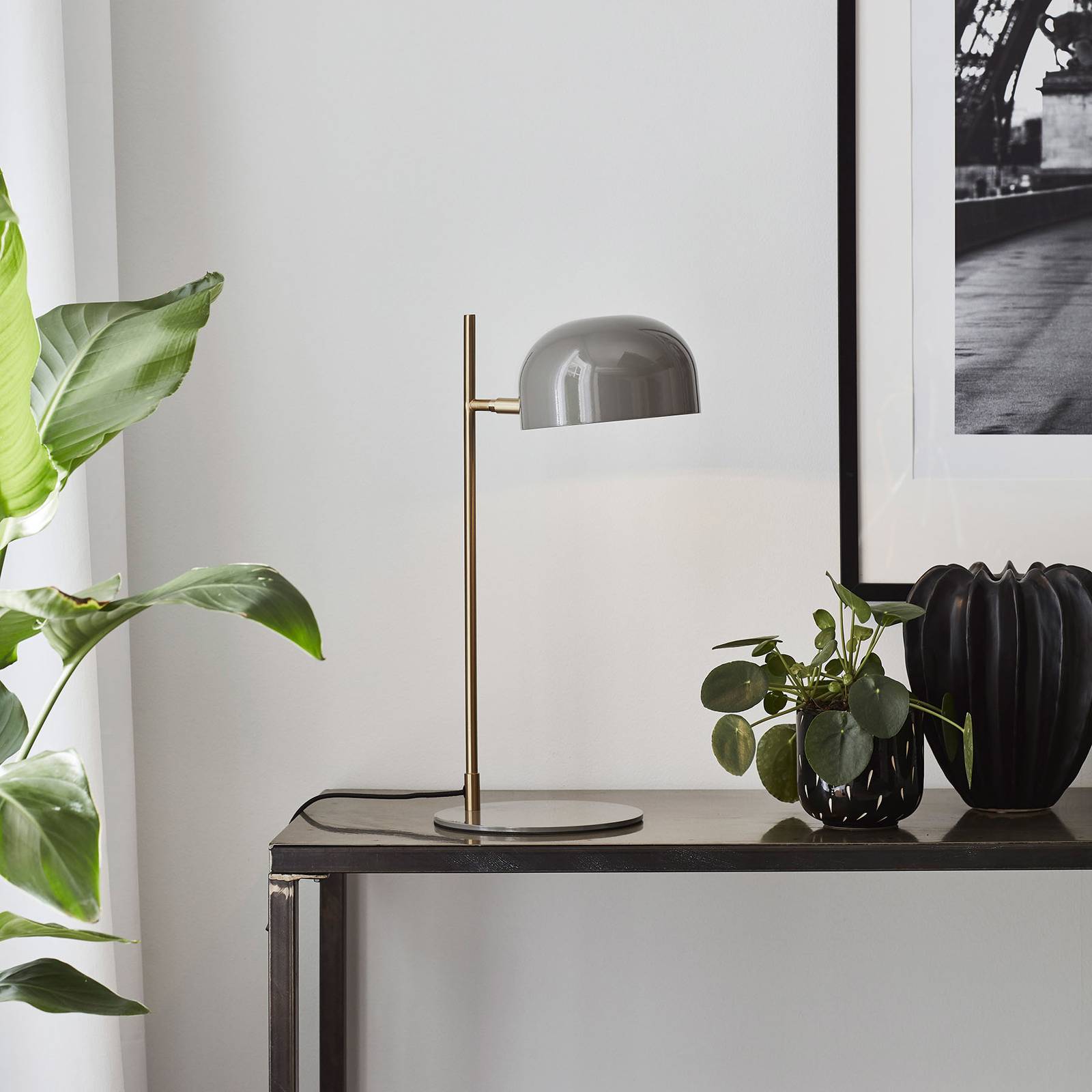 Pose table lamp, grey/brass