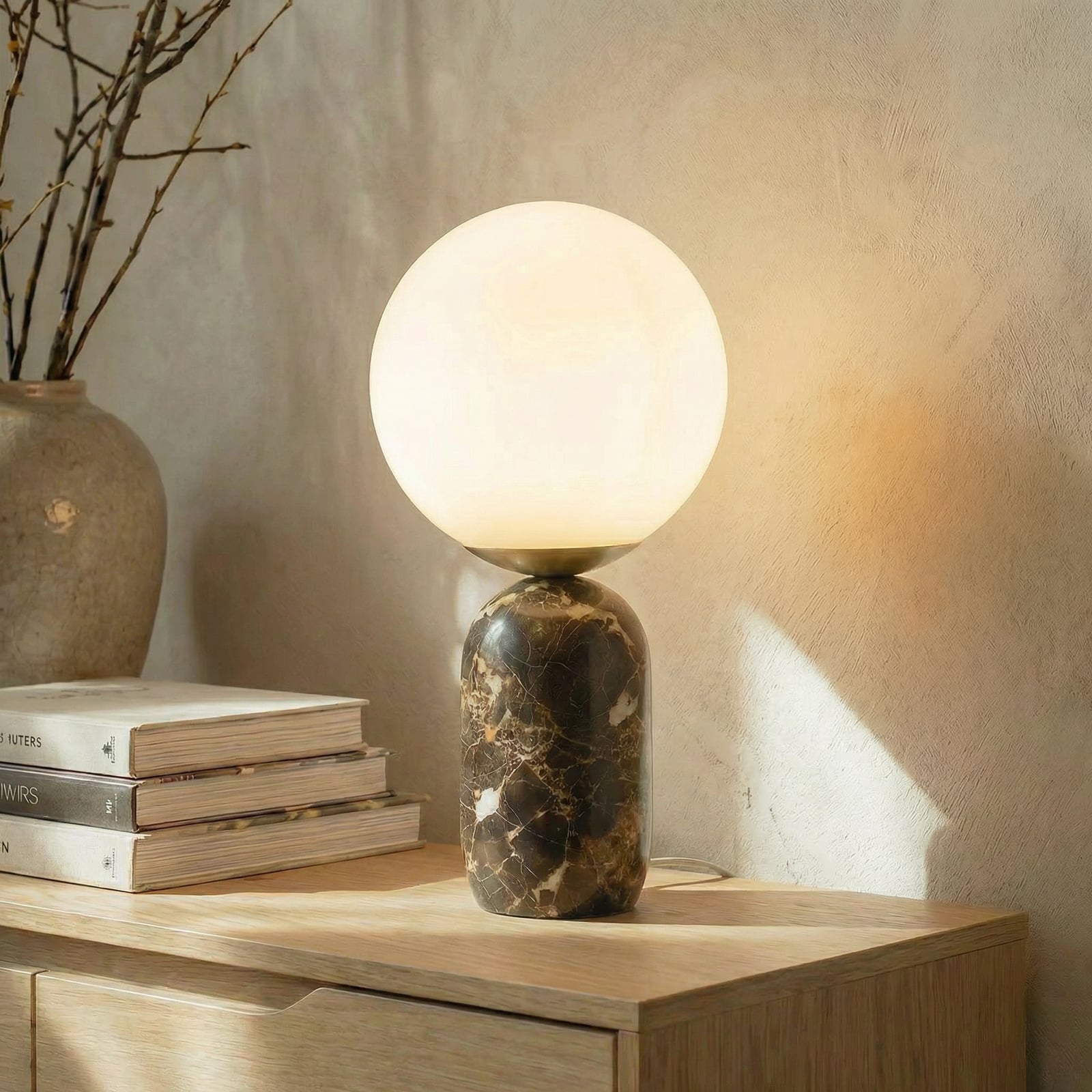 Lennes bordlampe, Ø 20 cm, glass, brun, marmor - Lindby