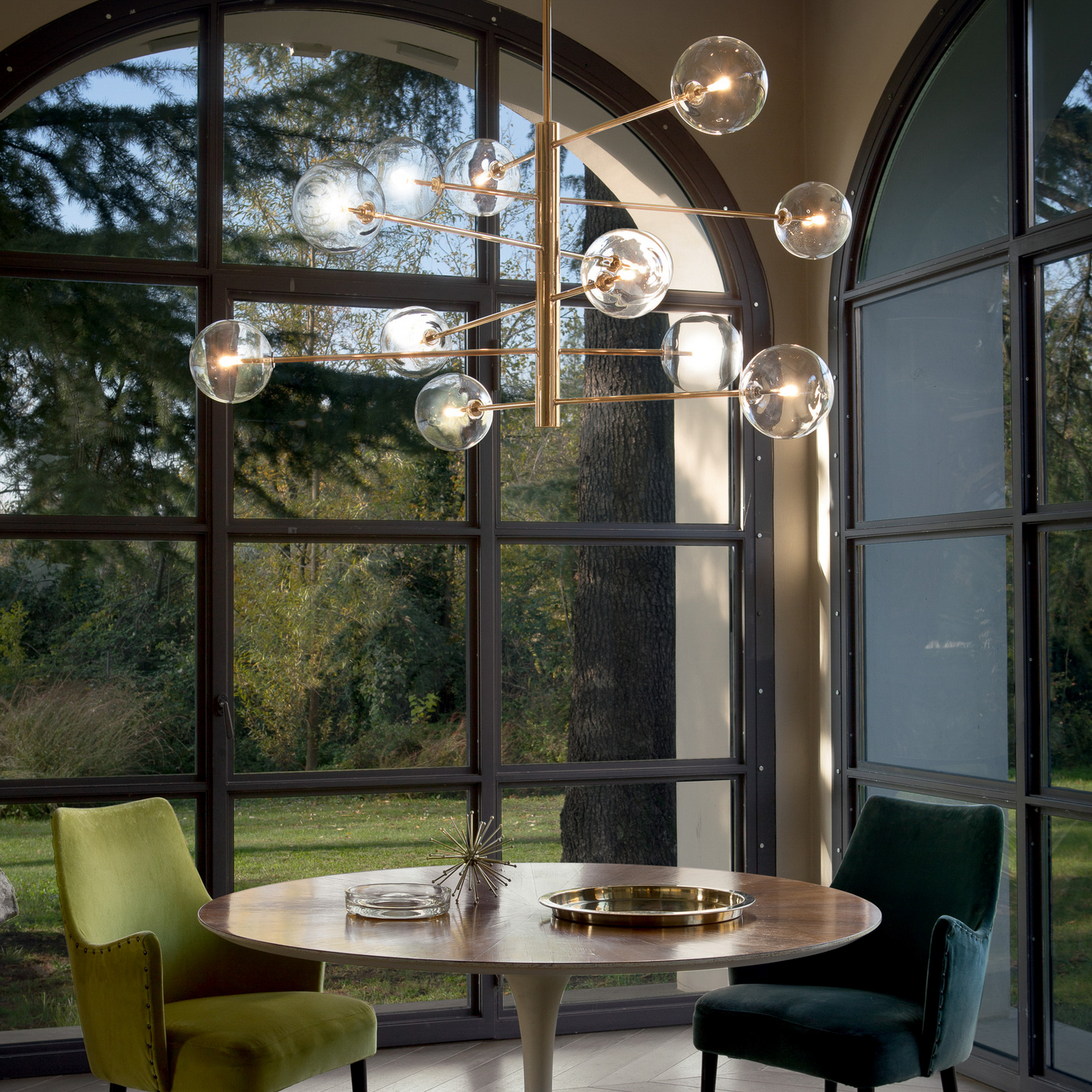 Suspension Equinoxe d'IDEAL LUX, laiton/ambre, à 12 lampes Suspension Equinoxe d'IDEAL LUX, laiton/ambre, à 12 lampes