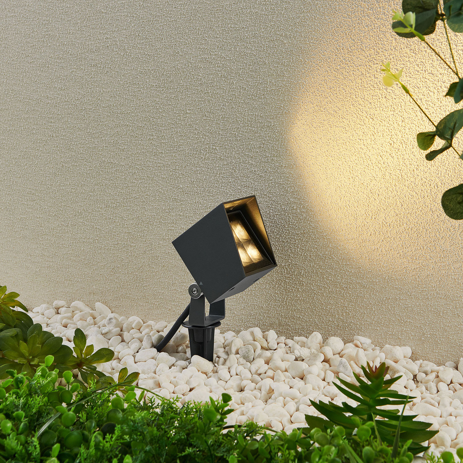 Lucande Friso Projetor de exterior com espigão de solo LED, angular