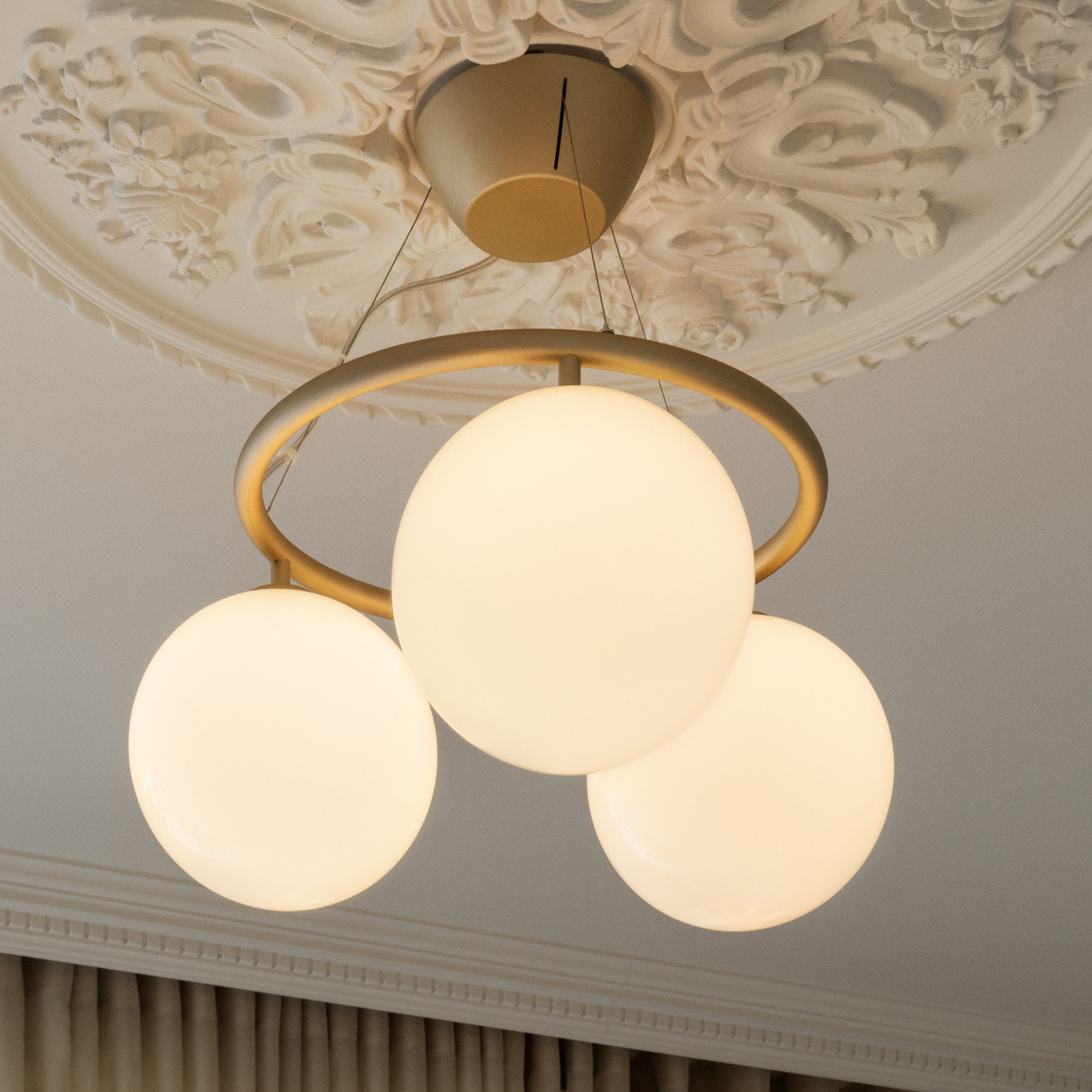 Nuura Aps Candelabru Nuura Miira 3 Circular Ø 54 cm alamă/opal - Camera de zi / sufragerie - Scandinavă - alamă opal - Metal