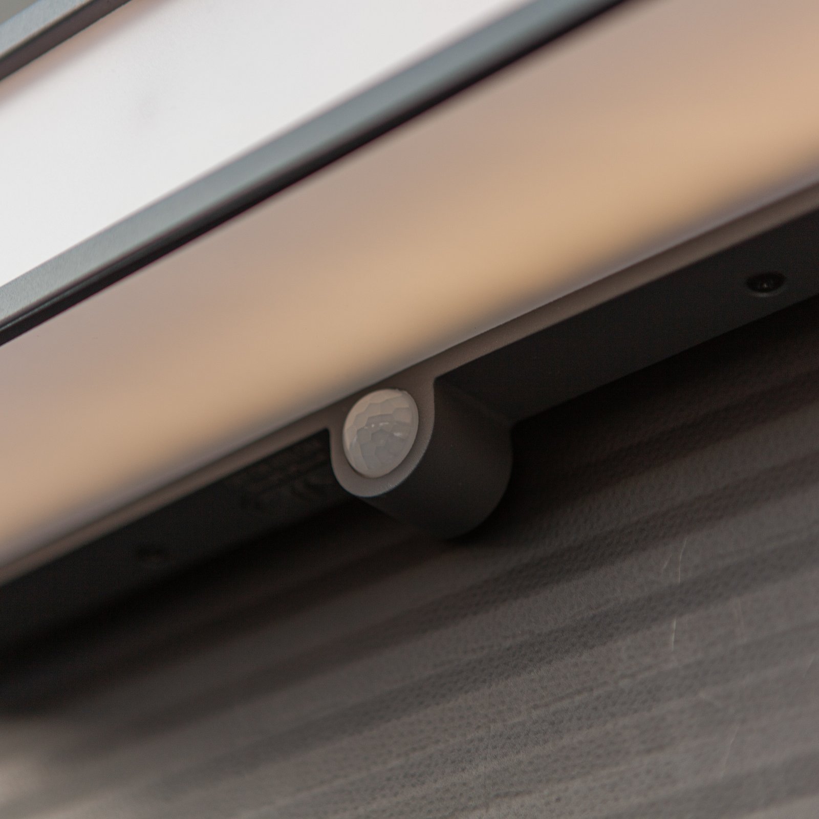 LED solar wall light Doblo with sensor, width 35cm