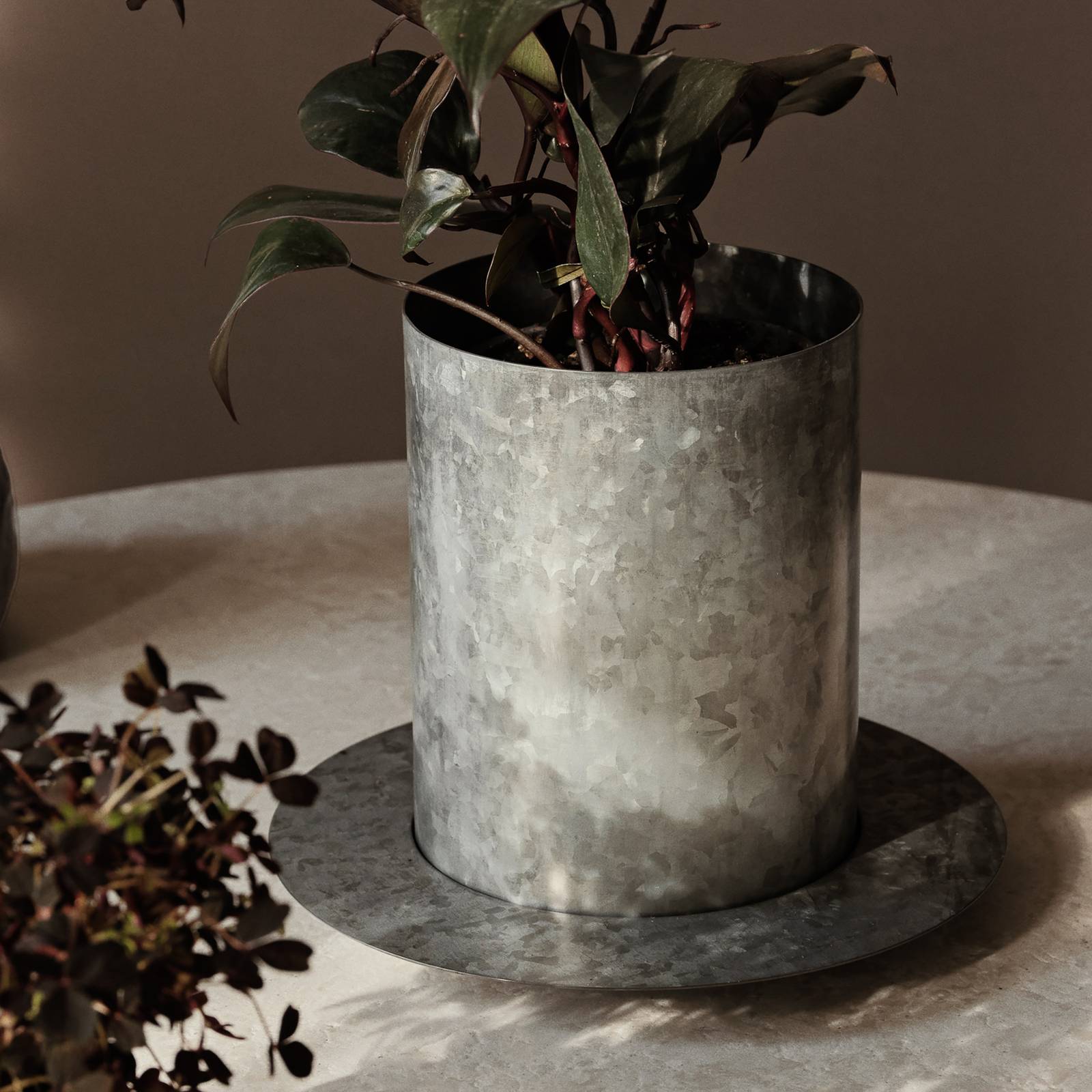 ferm LIVING Pot de fleurs Auran gris hauteur 21 cm fer