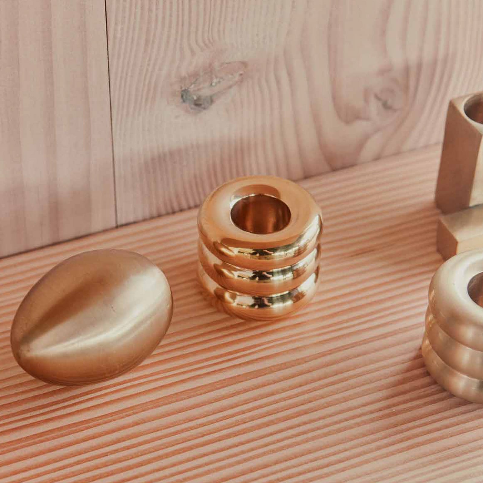 Savi lysestake, messing, Ø 4 cm – OYOY Living Design