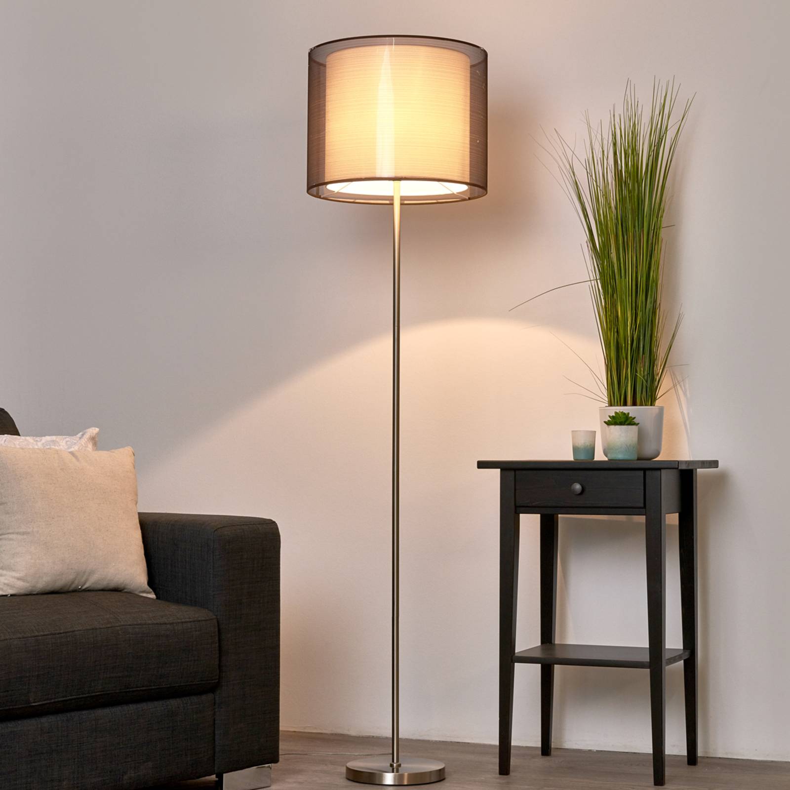 Nica - lampa stojąca z brązowym abażurem